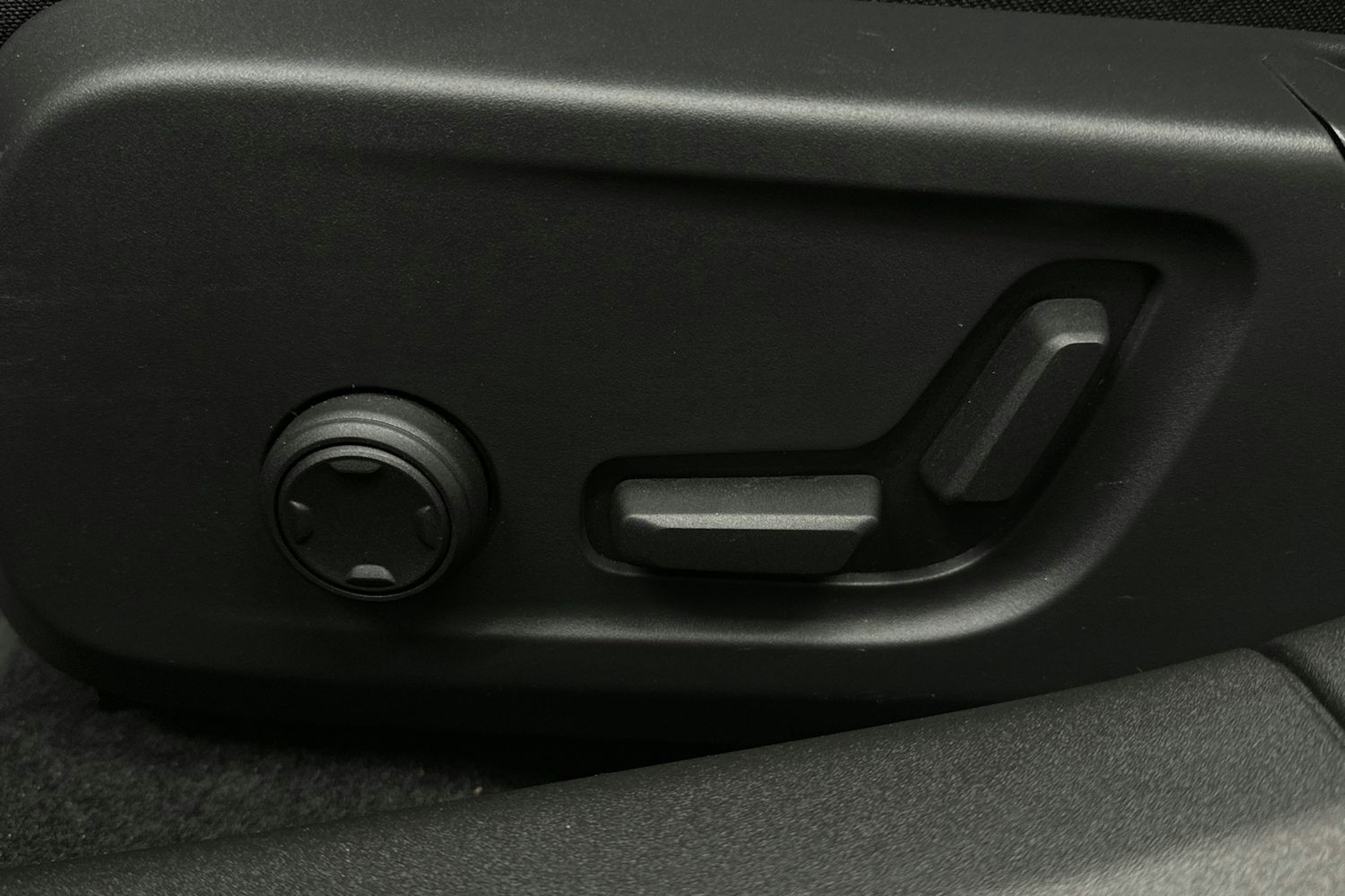musta Polestar 2 2024 kuva 16.