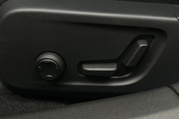 musta Polestar 2 2024 kuva 16.