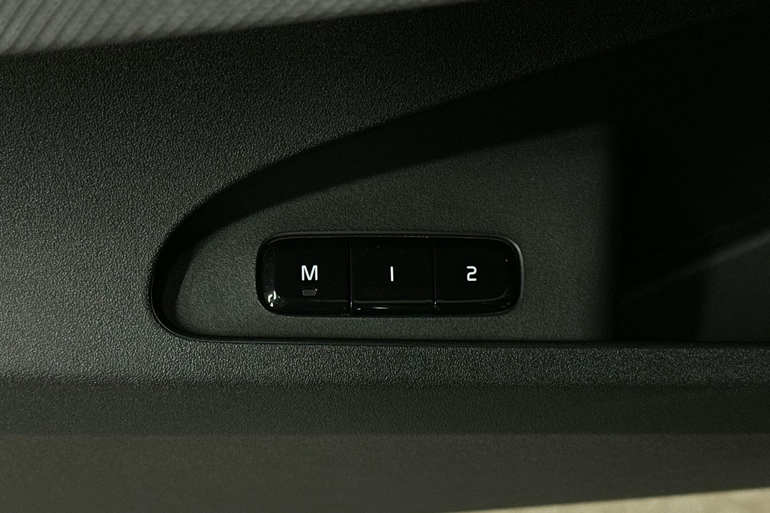musta Polestar 2 2024 kuva 17.