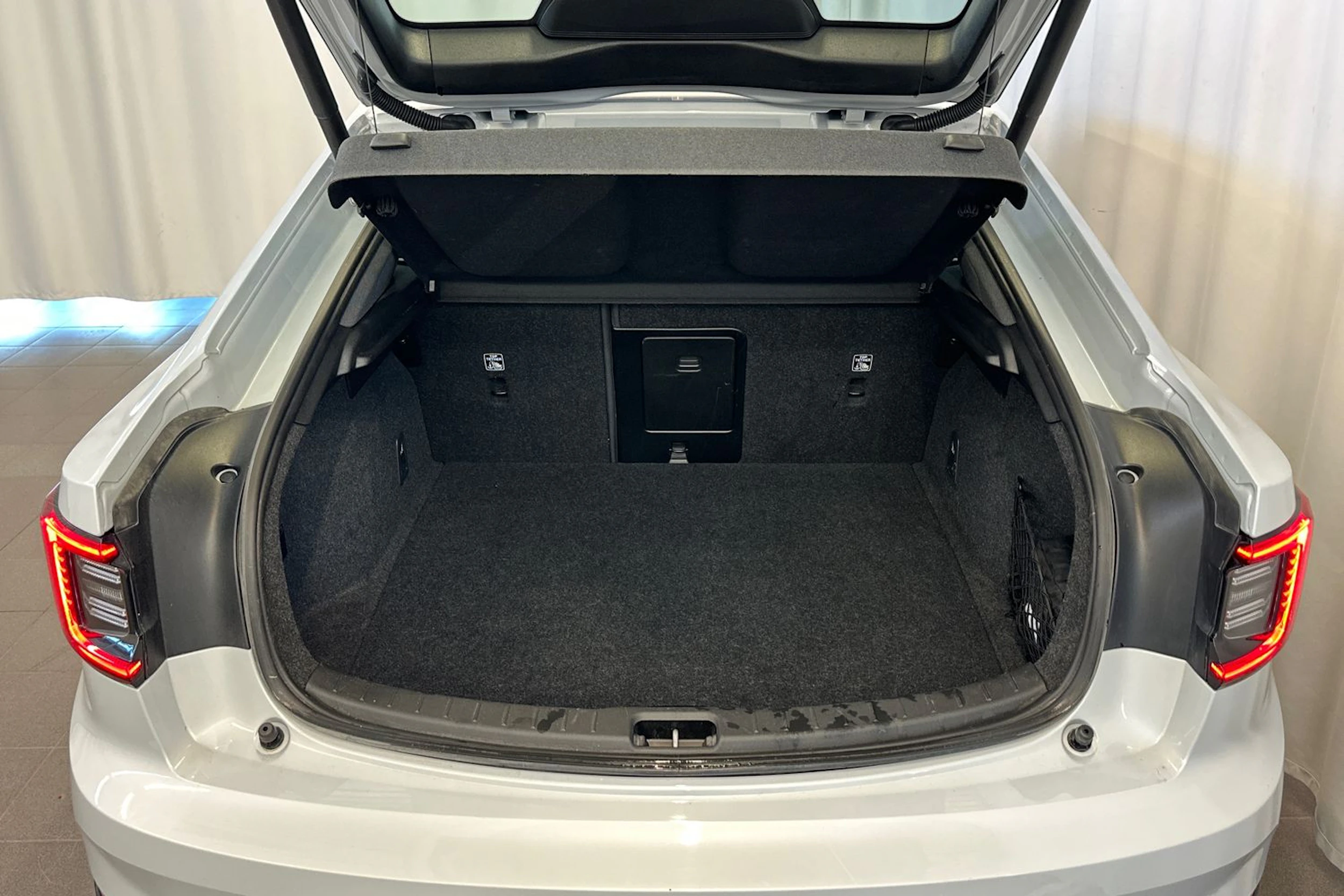 harmaa Polestar 2 2024 kuva 13.