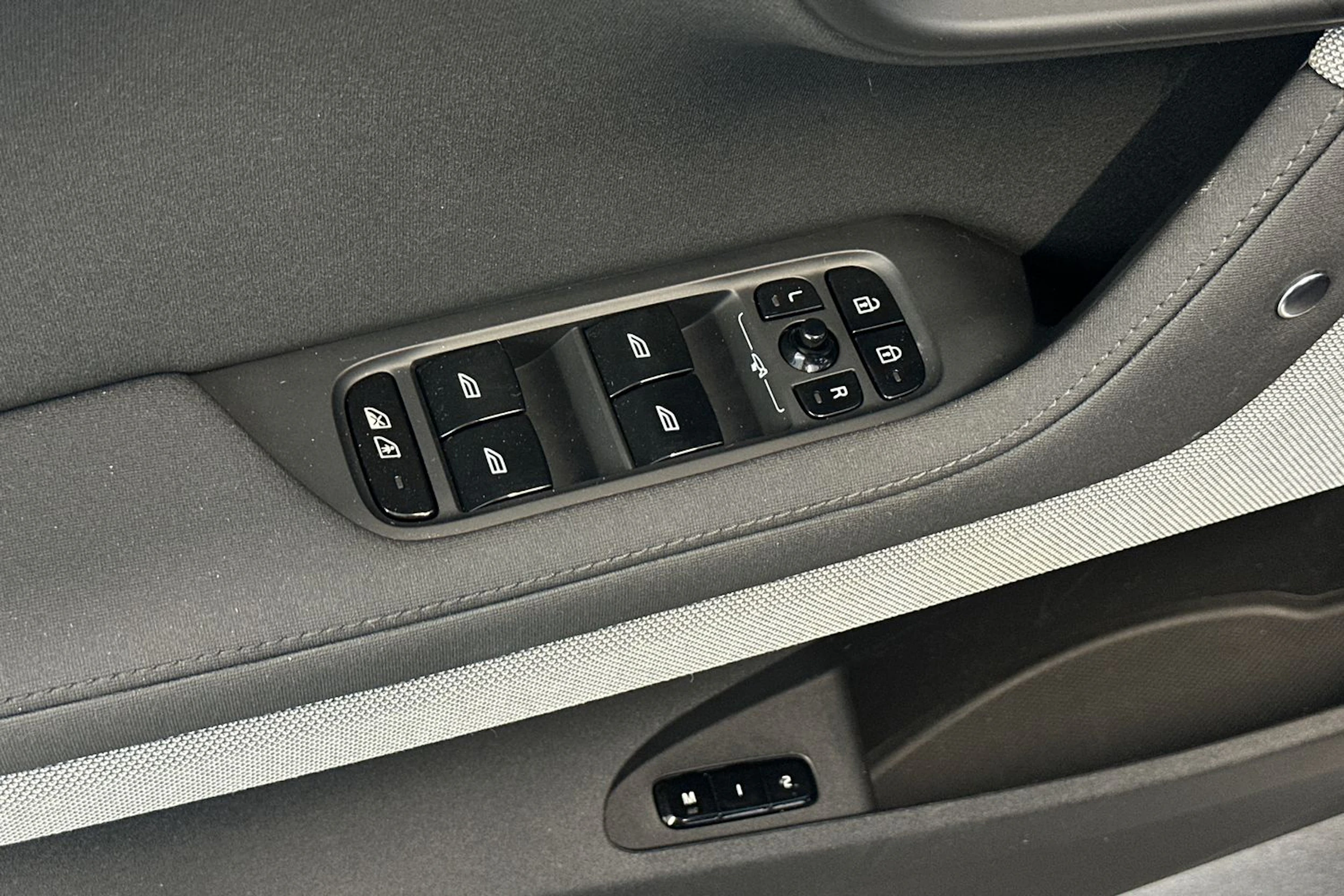 harmaa Polestar 2 2024 kuva 15.