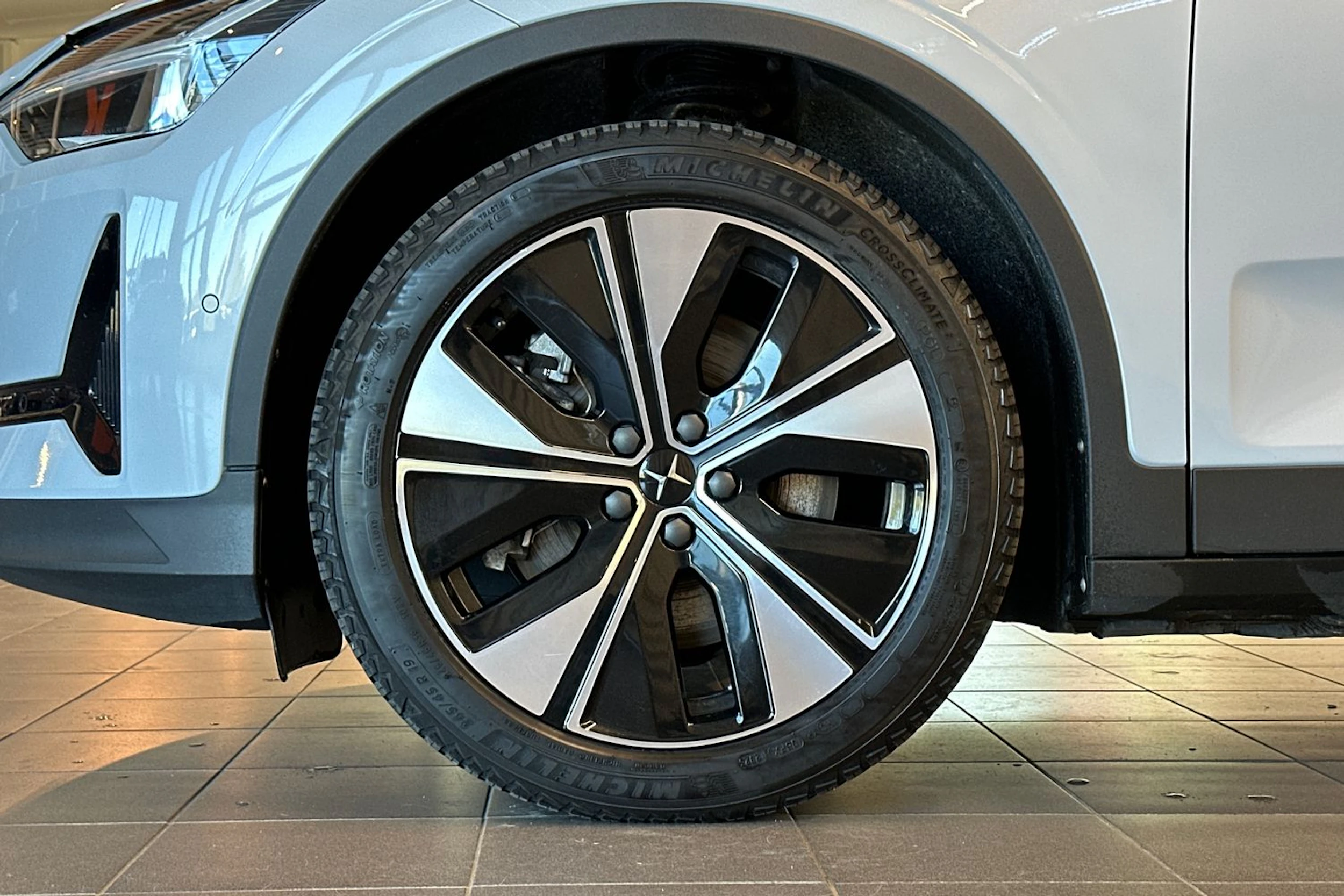 harmaa Polestar 2 2024 kuva 26.