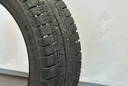 harmaa Polestar 2 2024 kuva 28.