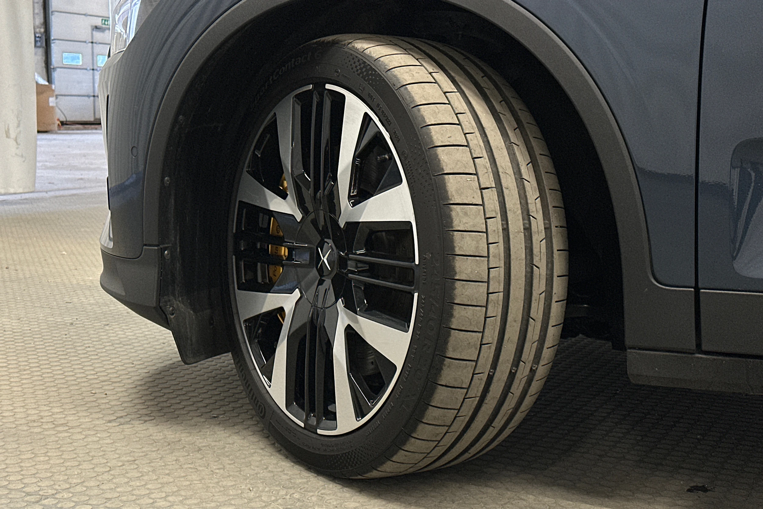 sininen Polestar 2 2024 kuva 10.