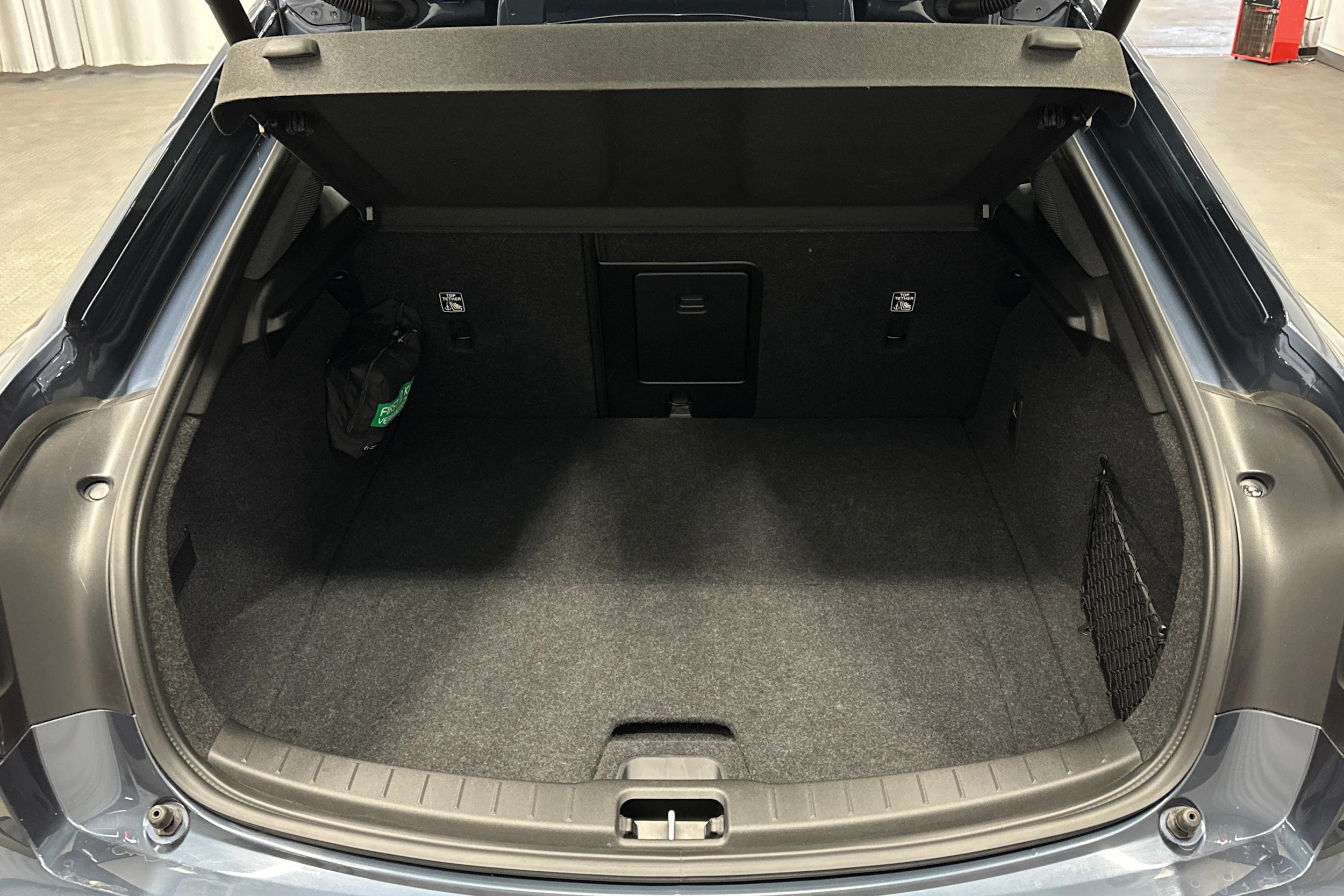 sininen Polestar 2 2024 kuva 11.