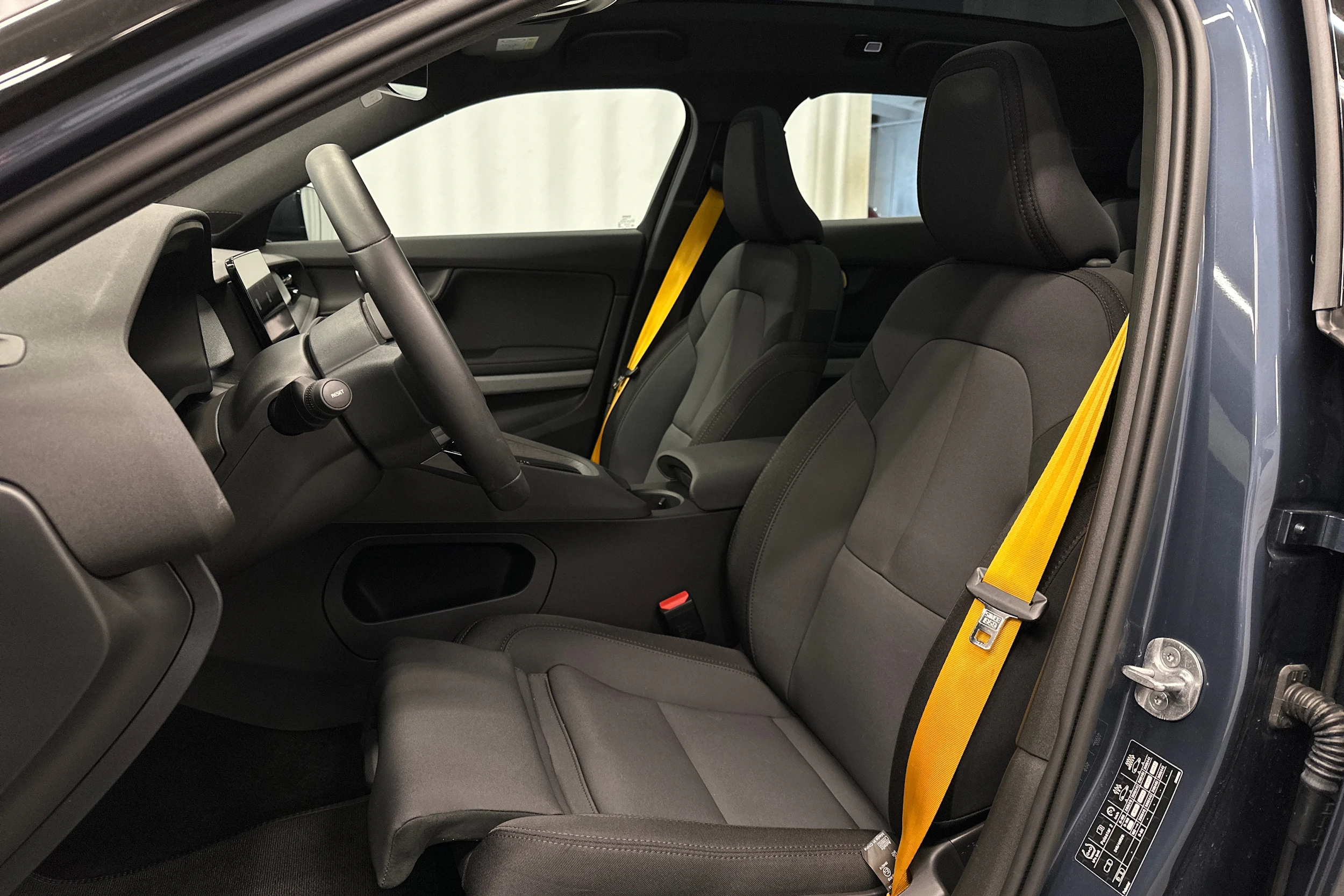 sininen Polestar 2 2024 kuva 13.