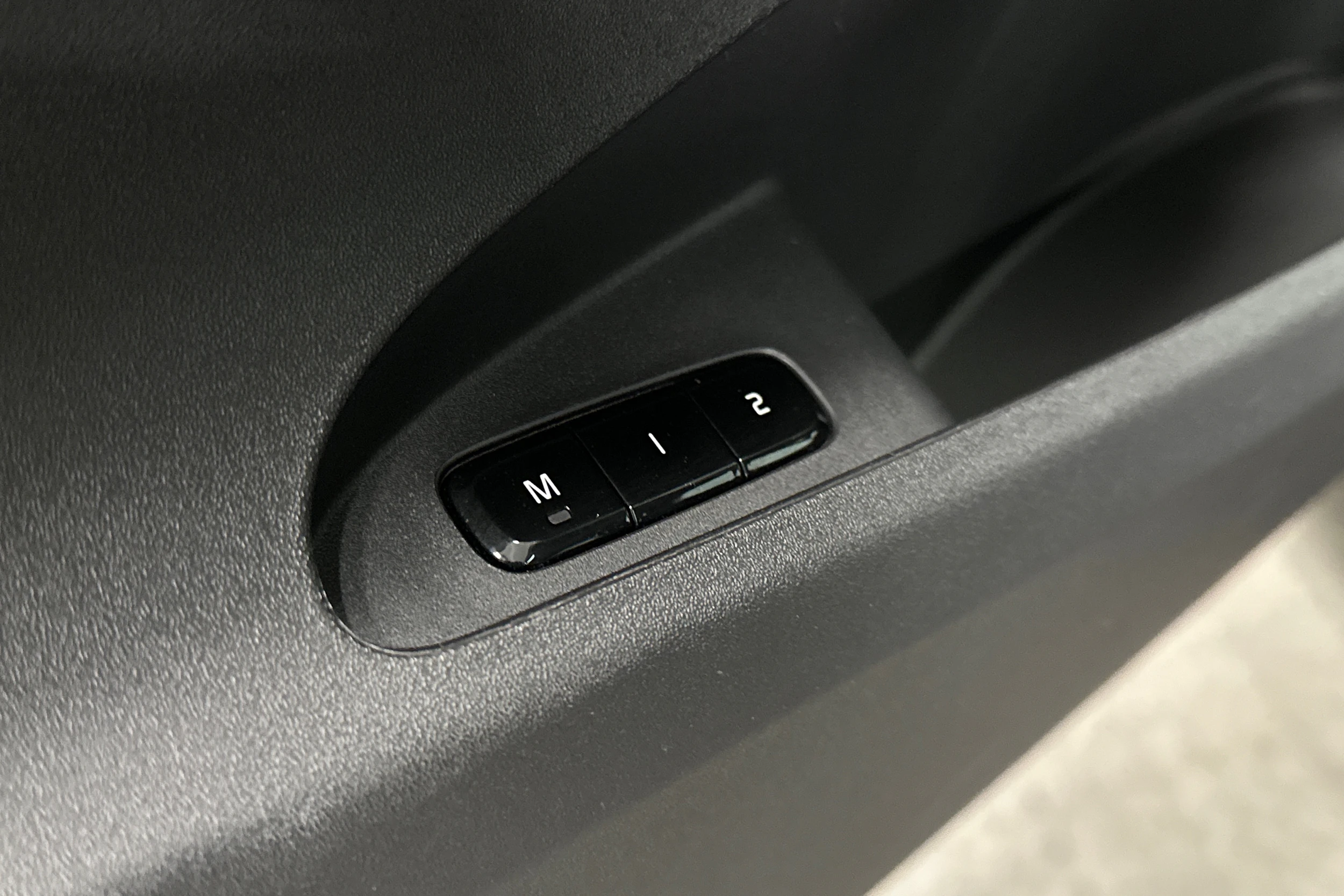 sininen Polestar 2 2024 kuva 15.