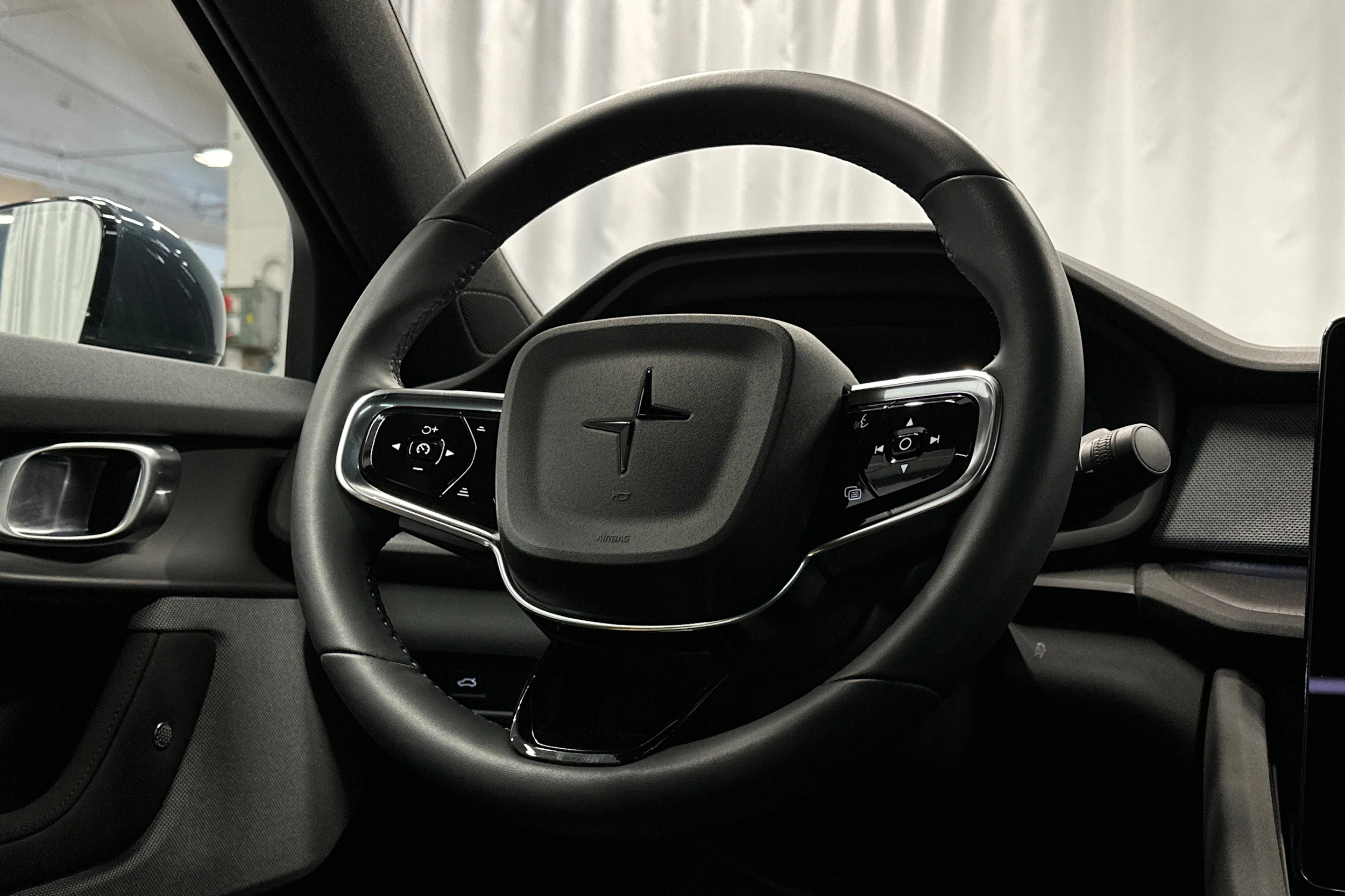 sininen Polestar 2 2024 kuva 17.