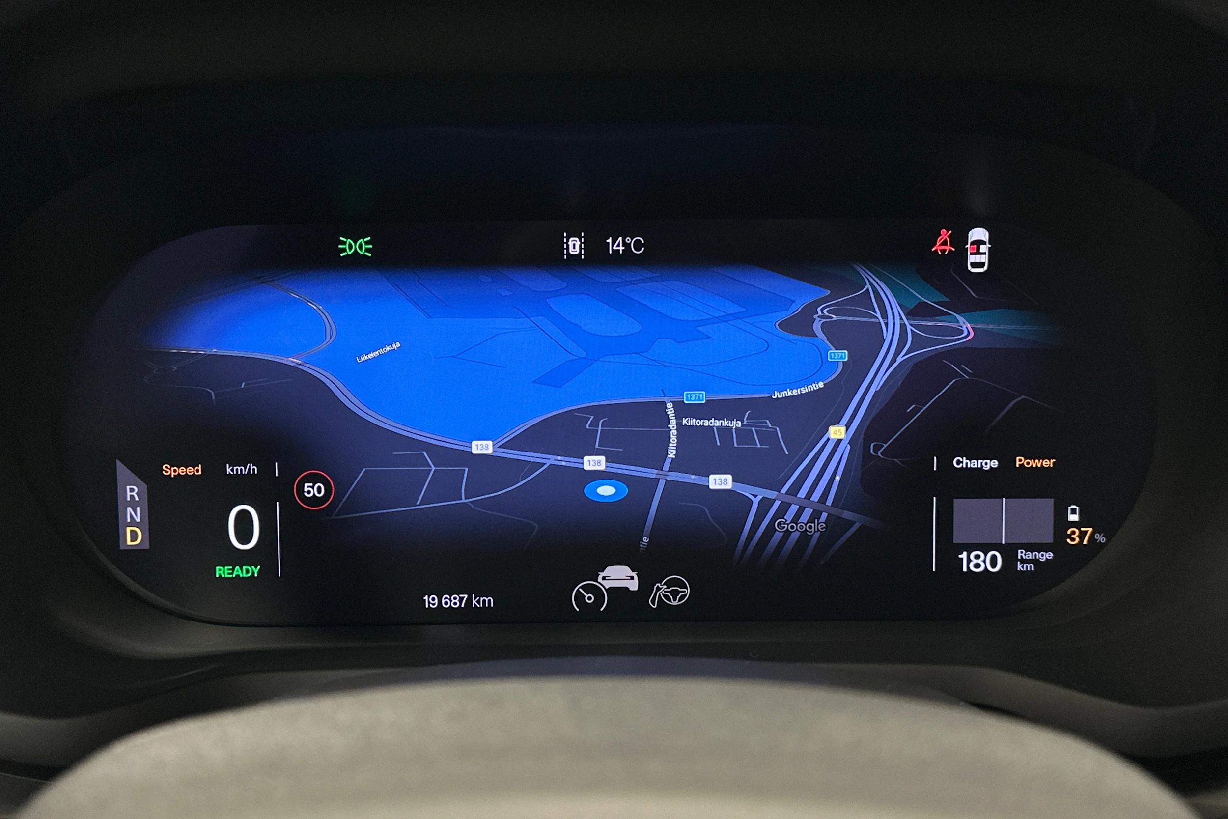 sininen Polestar 2 2024 kuva 20.