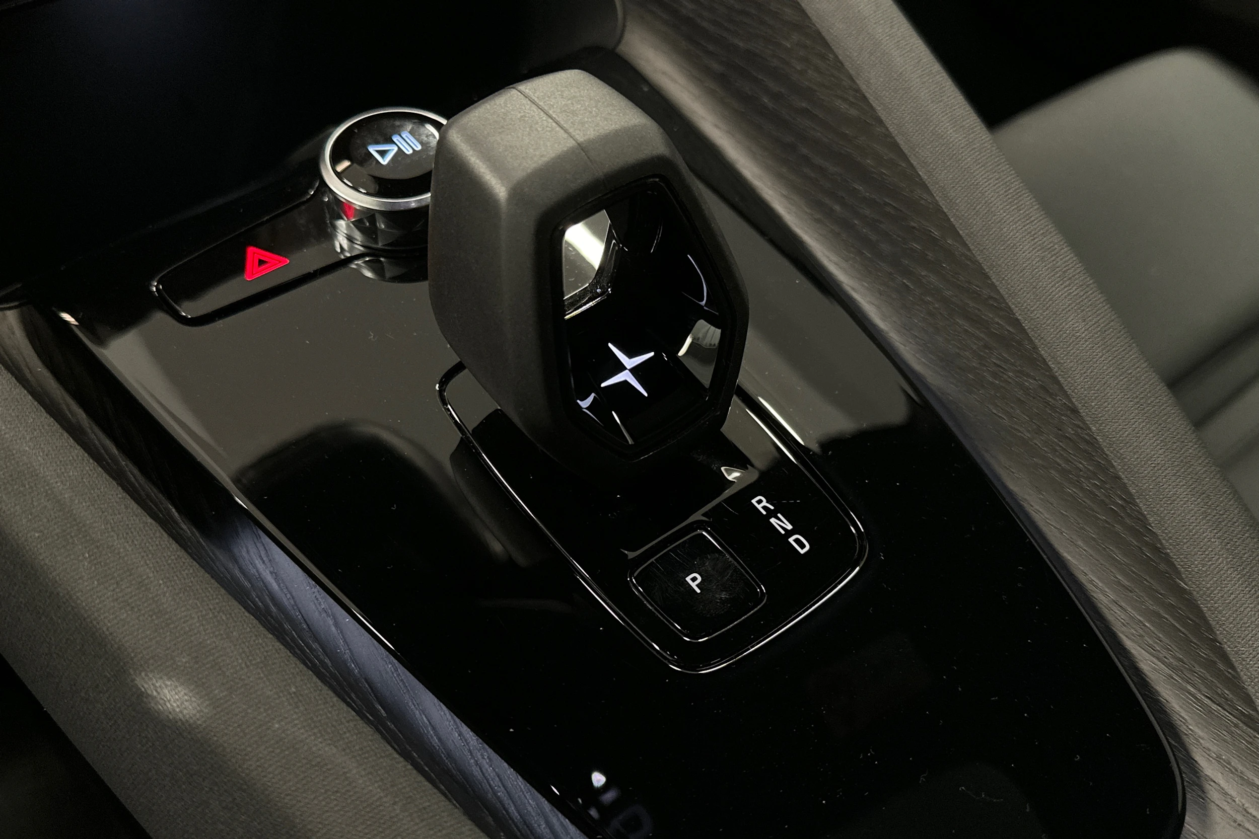 sininen Polestar 2 2024 kuva 27.