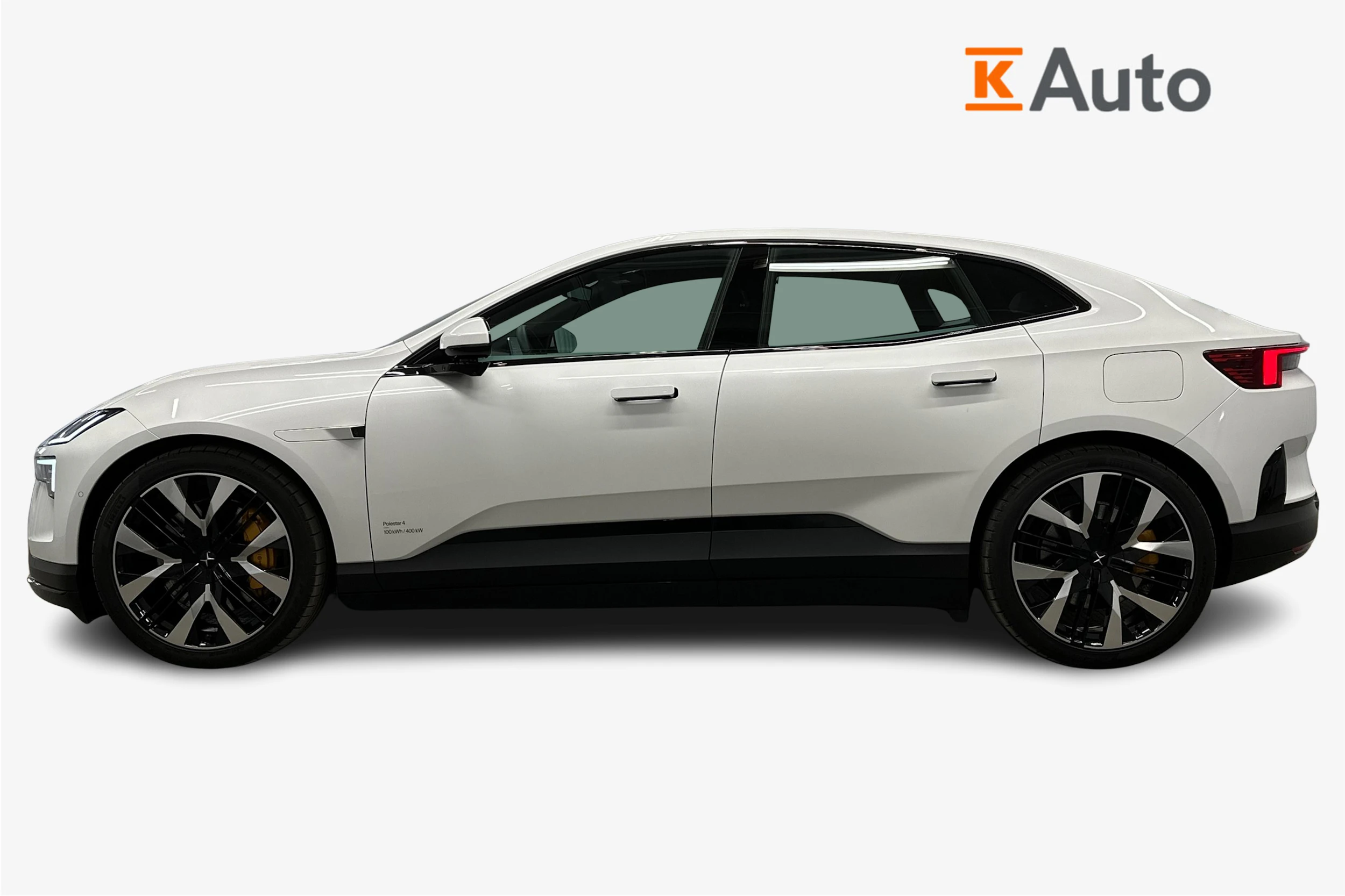 valkoinen Polestar 4 2024 kuva 7.