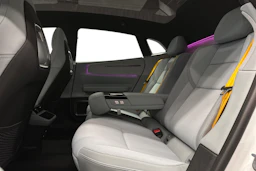 valkoinen Polestar 4 2024 kuva 11.