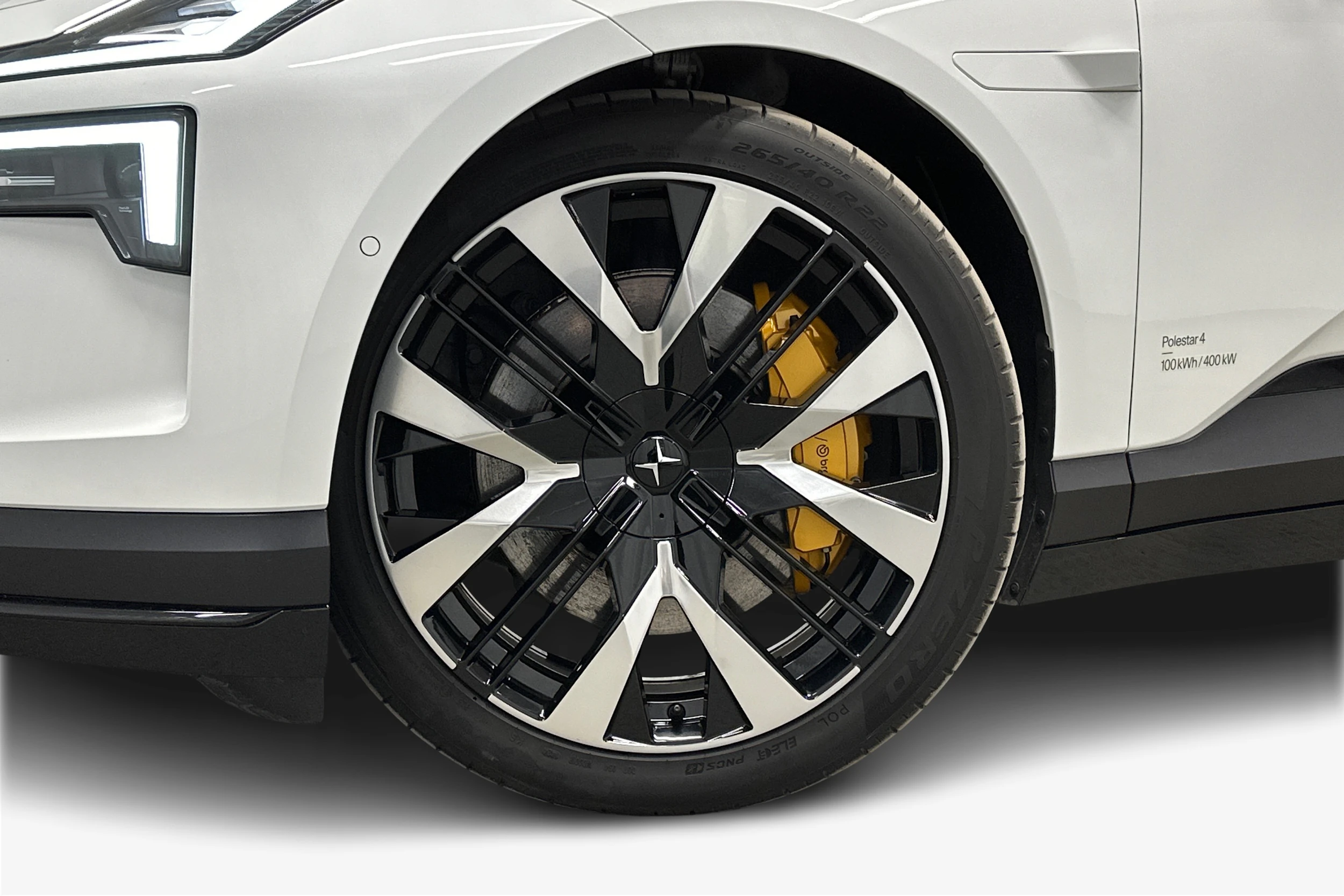 valkoinen Polestar 4 2024 kuva 12.