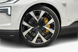 valkoinen Polestar 4 2024 kuva 12.