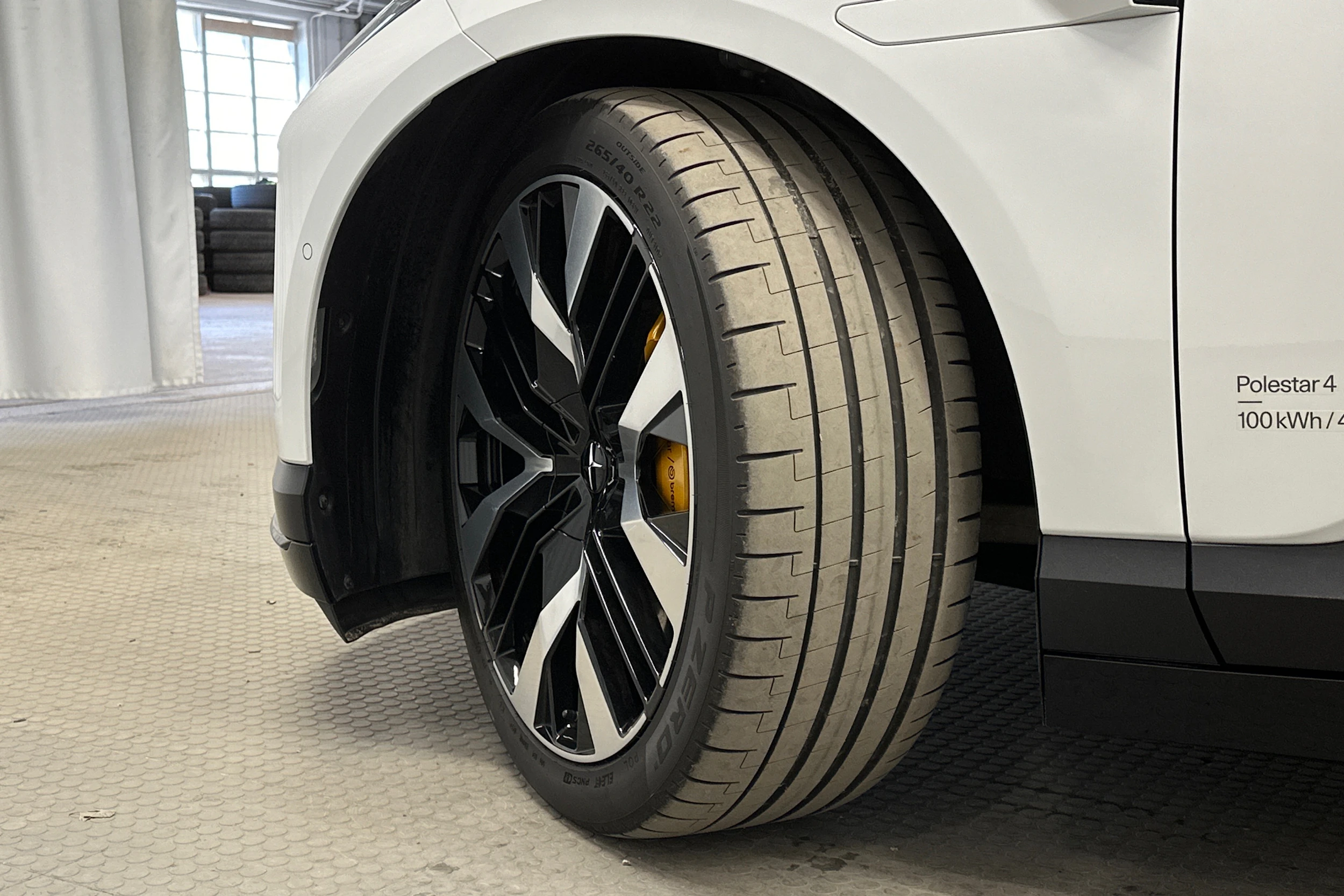 valkoinen Polestar 4 2024 kuva 13.