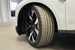 valkoinen Polestar 4 2024 kuva 13.