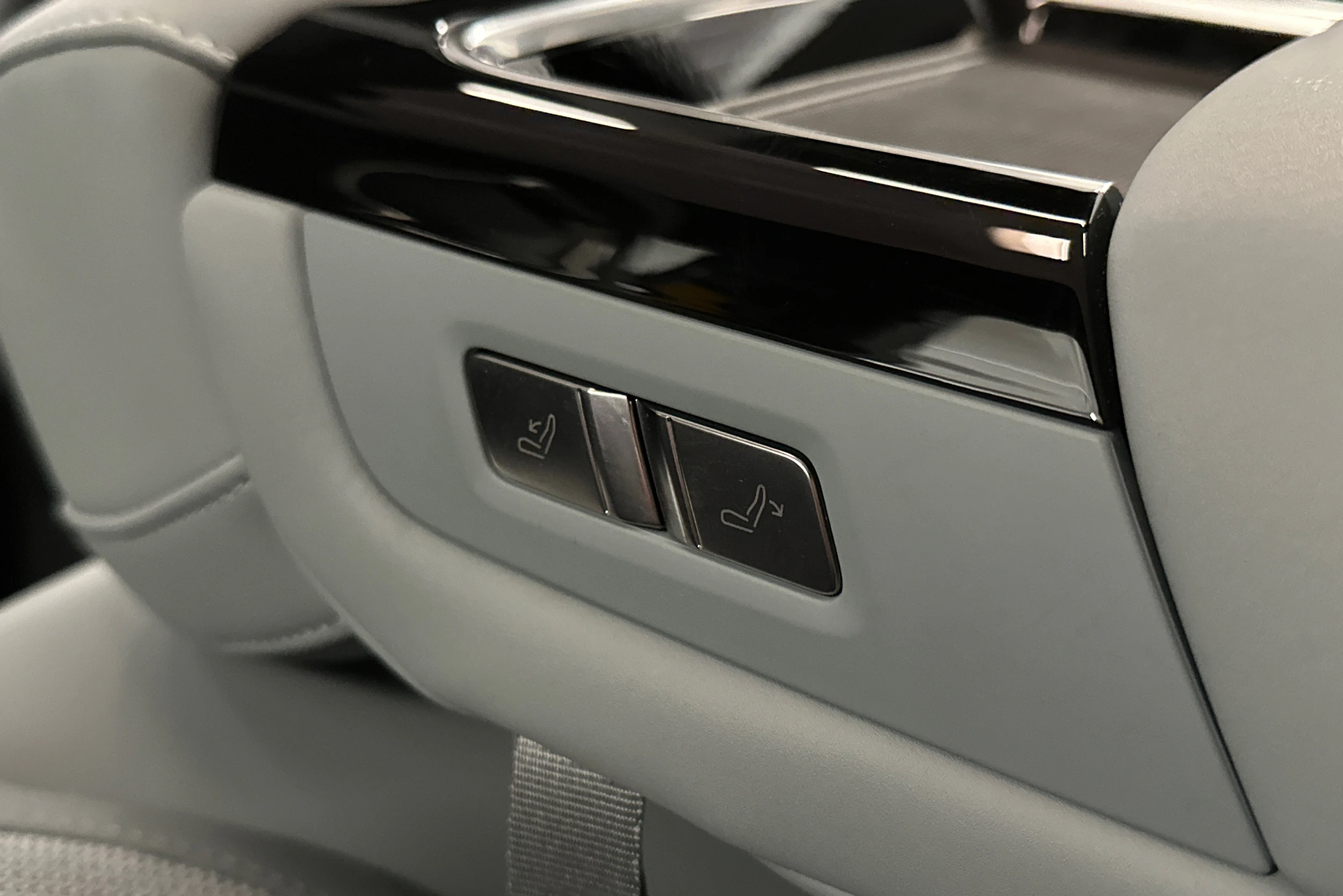 valkoinen Polestar 4 2024 kuva 17.