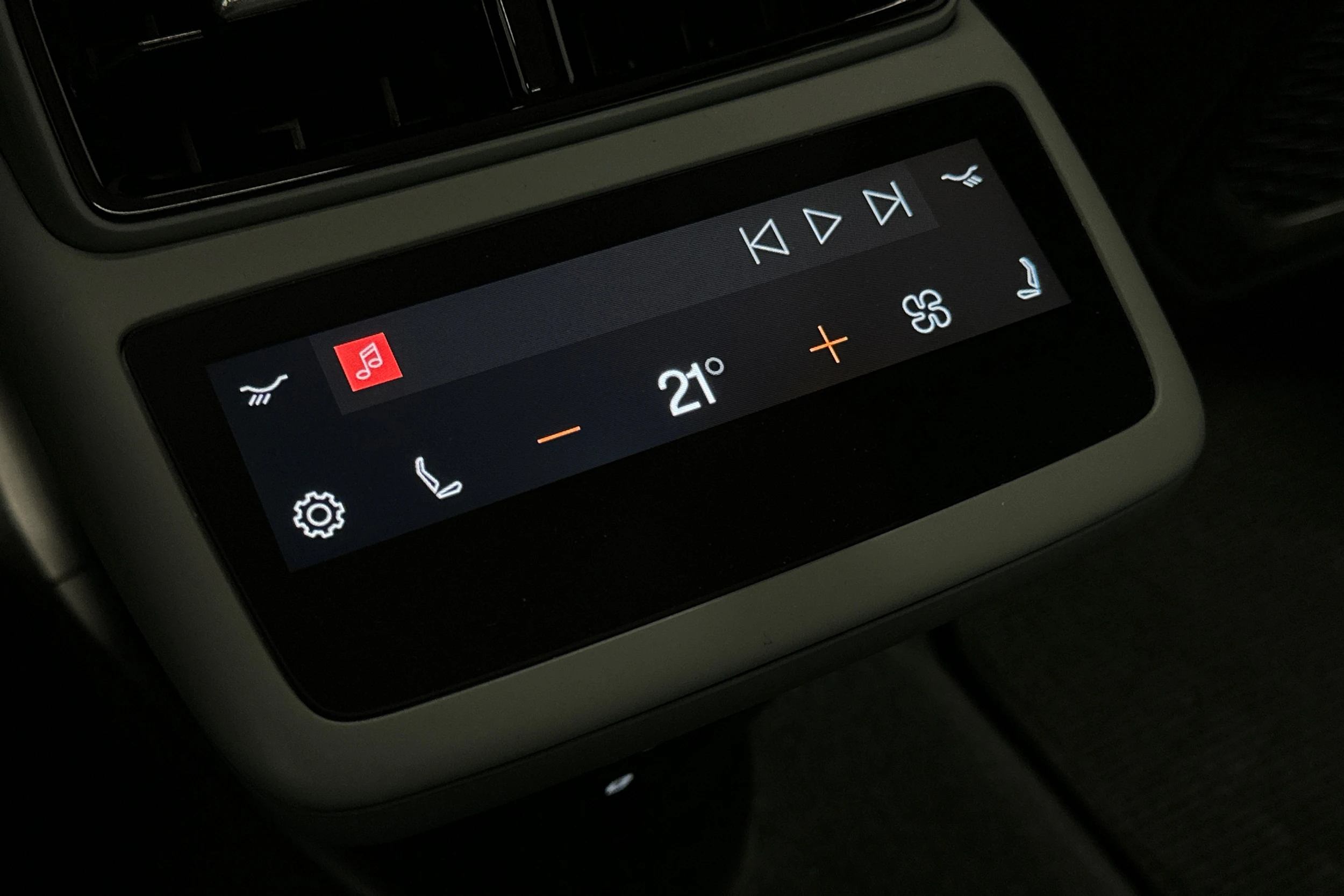 valkoinen Polestar 4 2024 kuva 18.