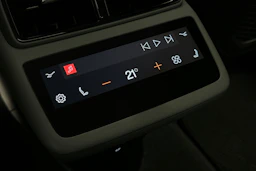 valkoinen Polestar 4 2024 kuva 18.