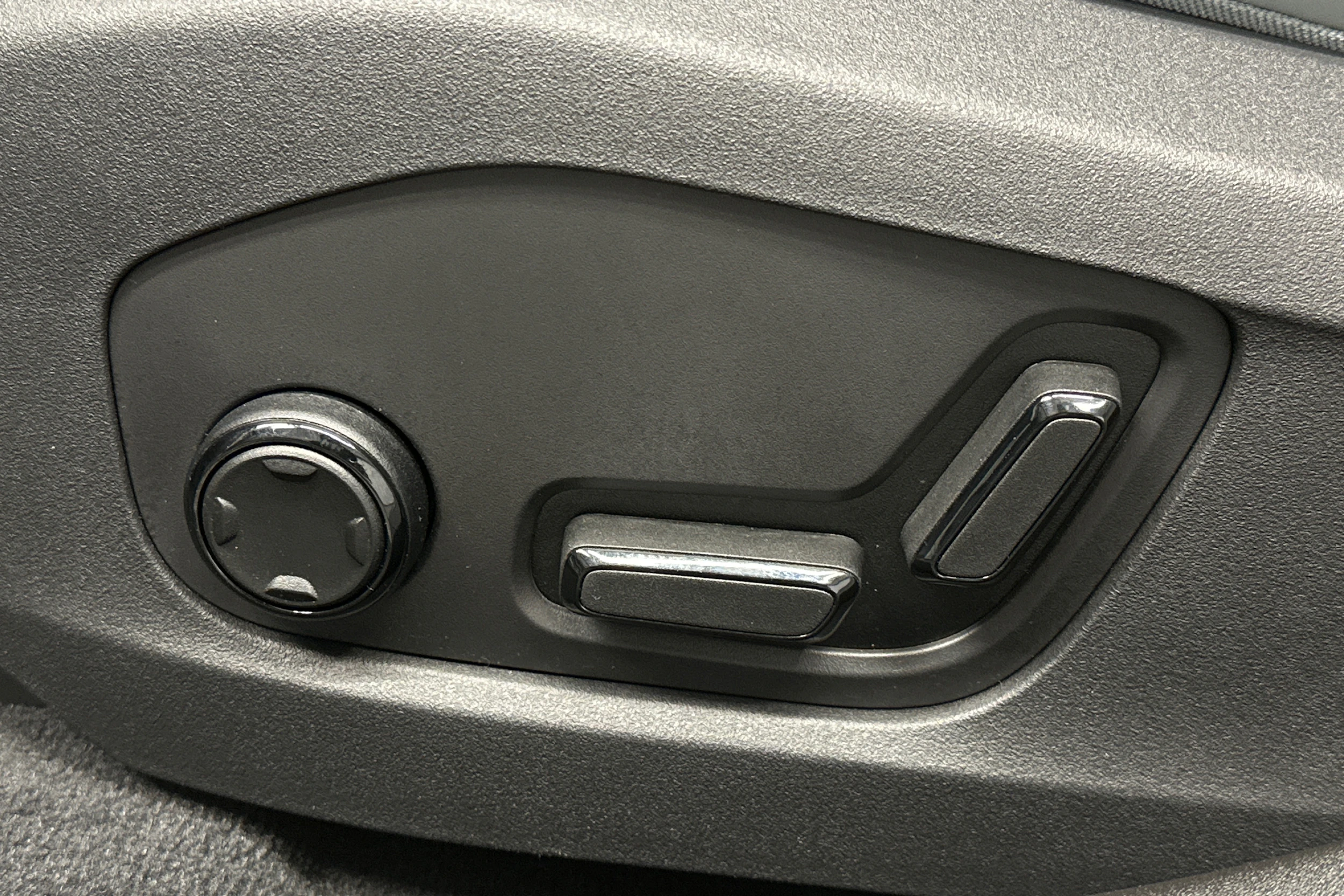 valkoinen Polestar 4 2024 kuva 20.