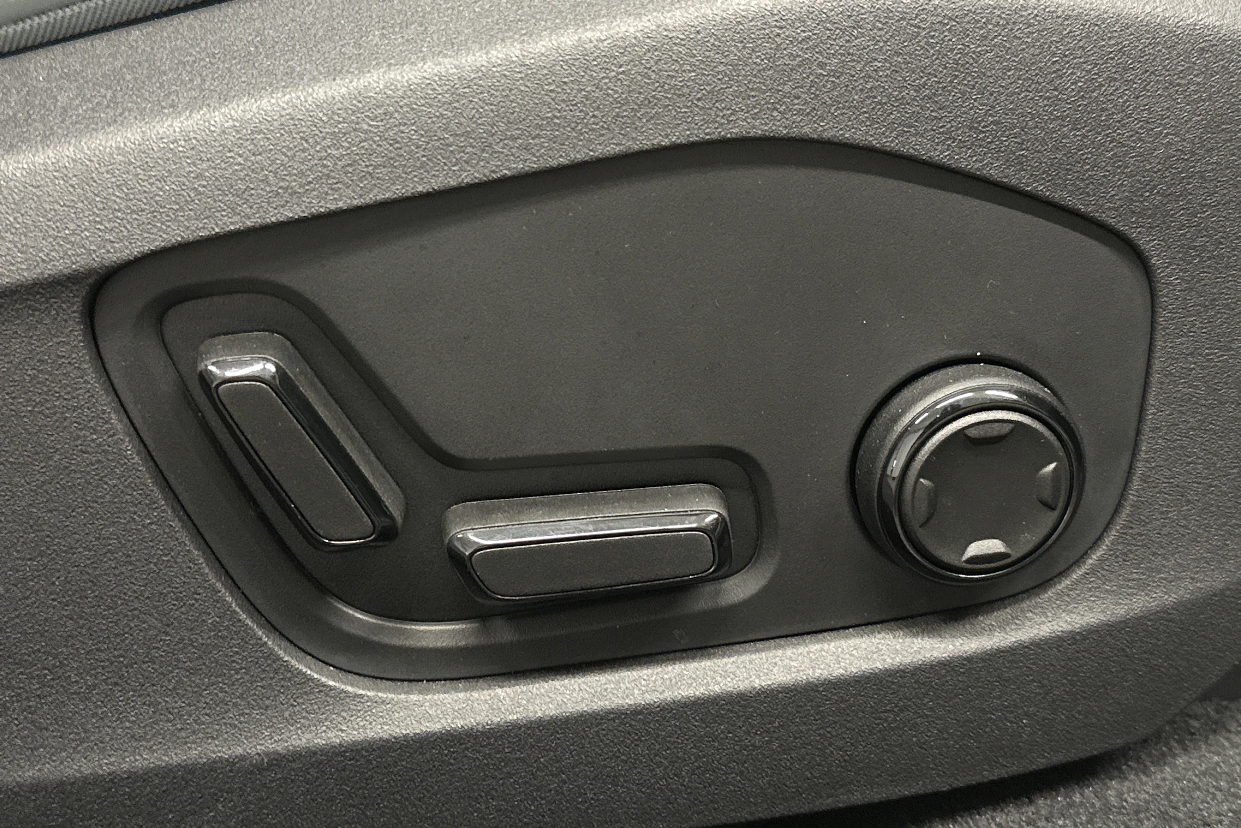 valkoinen Polestar 4 2024 kuva 21.