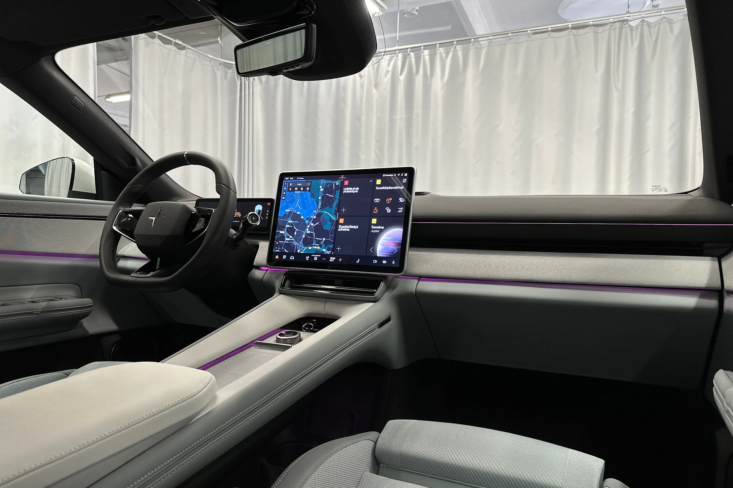 valkoinen Polestar 4 2024 kuva 22.