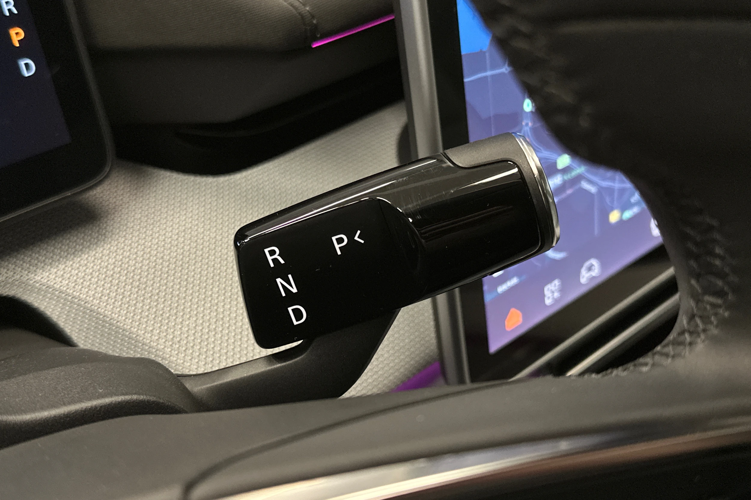 valkoinen Polestar 4 2024 kuva 26.