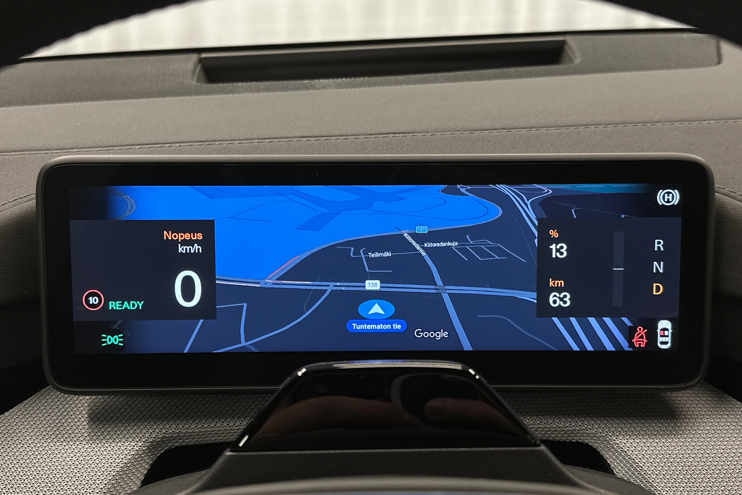 valkoinen Polestar 4 2024 kuva 27.