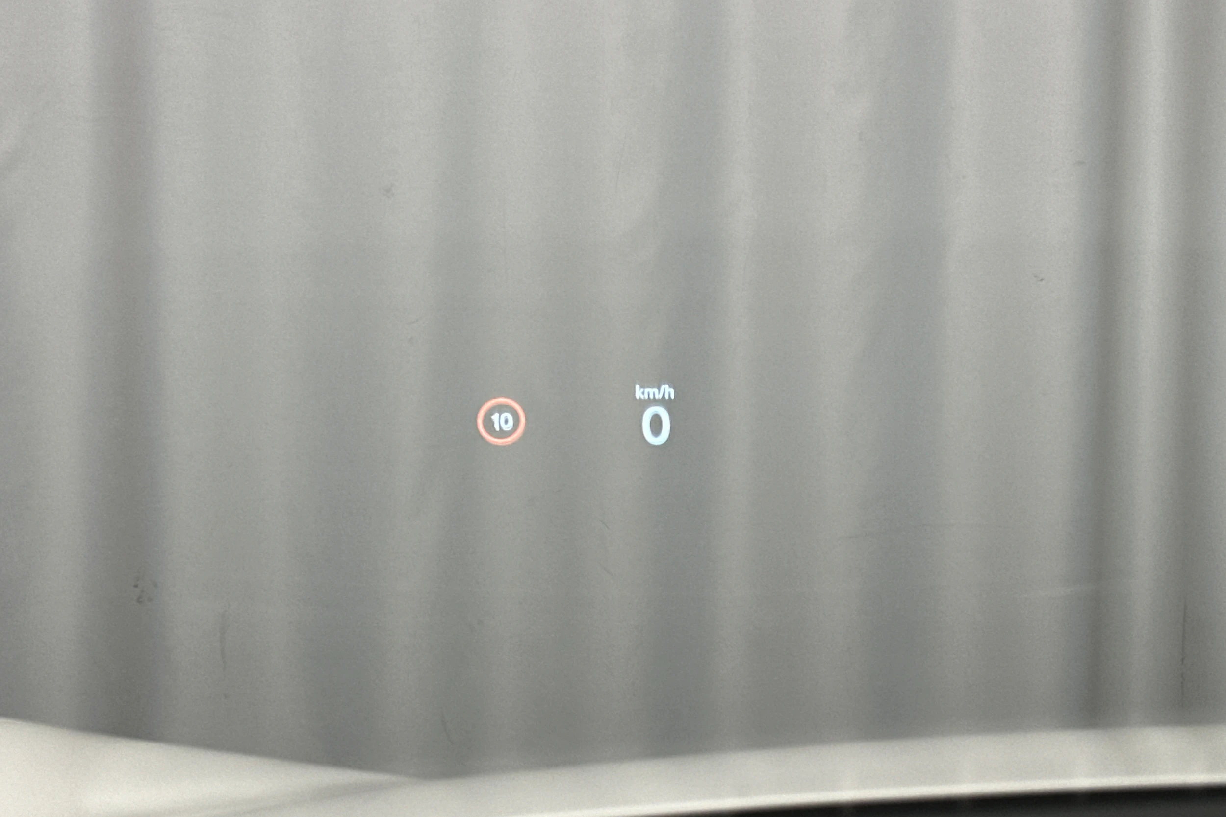valkoinen Polestar 4 2024 kuva 28.