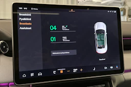 valkoinen Polestar 4 2024 kuva 35.