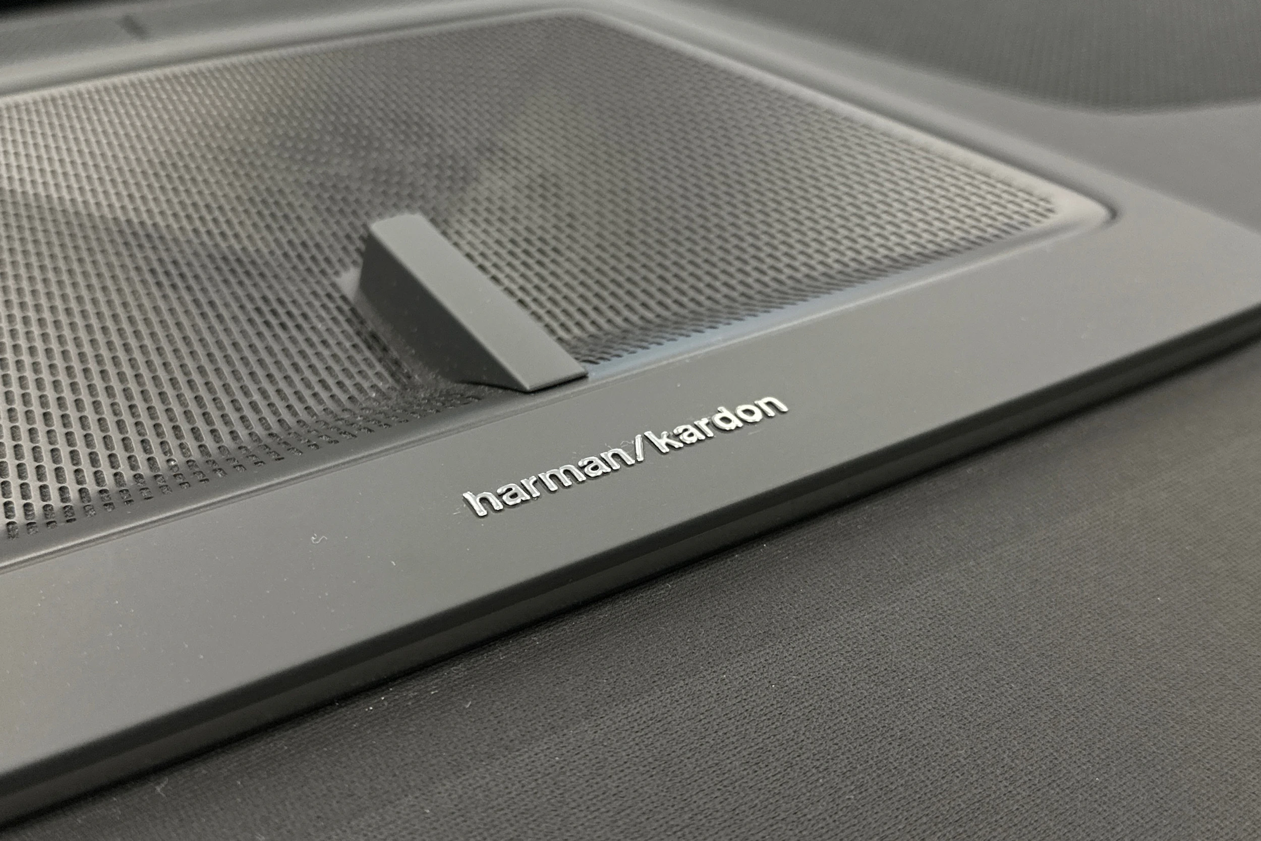 valkoinen Polestar 4 2024 kuva 38.