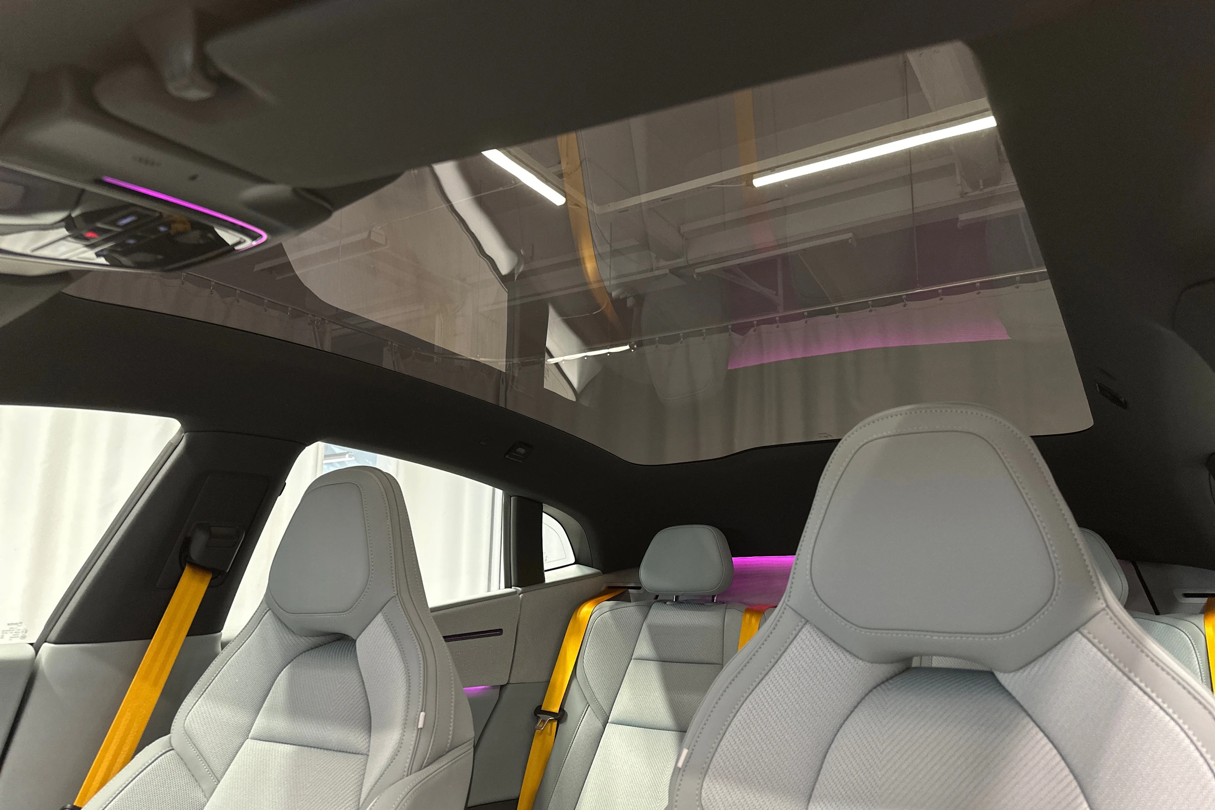 valkoinen Polestar 4 2024 kuva 39.