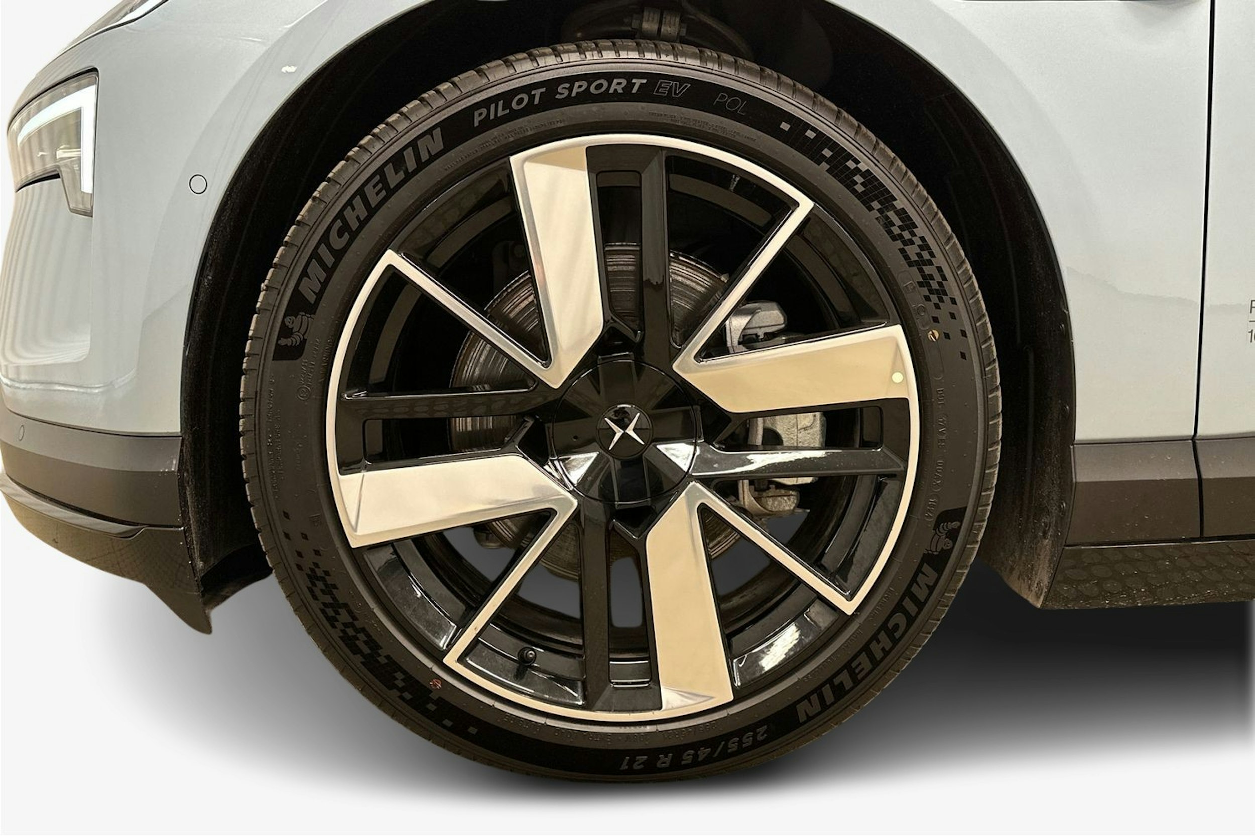 sininen Polestar 4 2024 kuva 11.