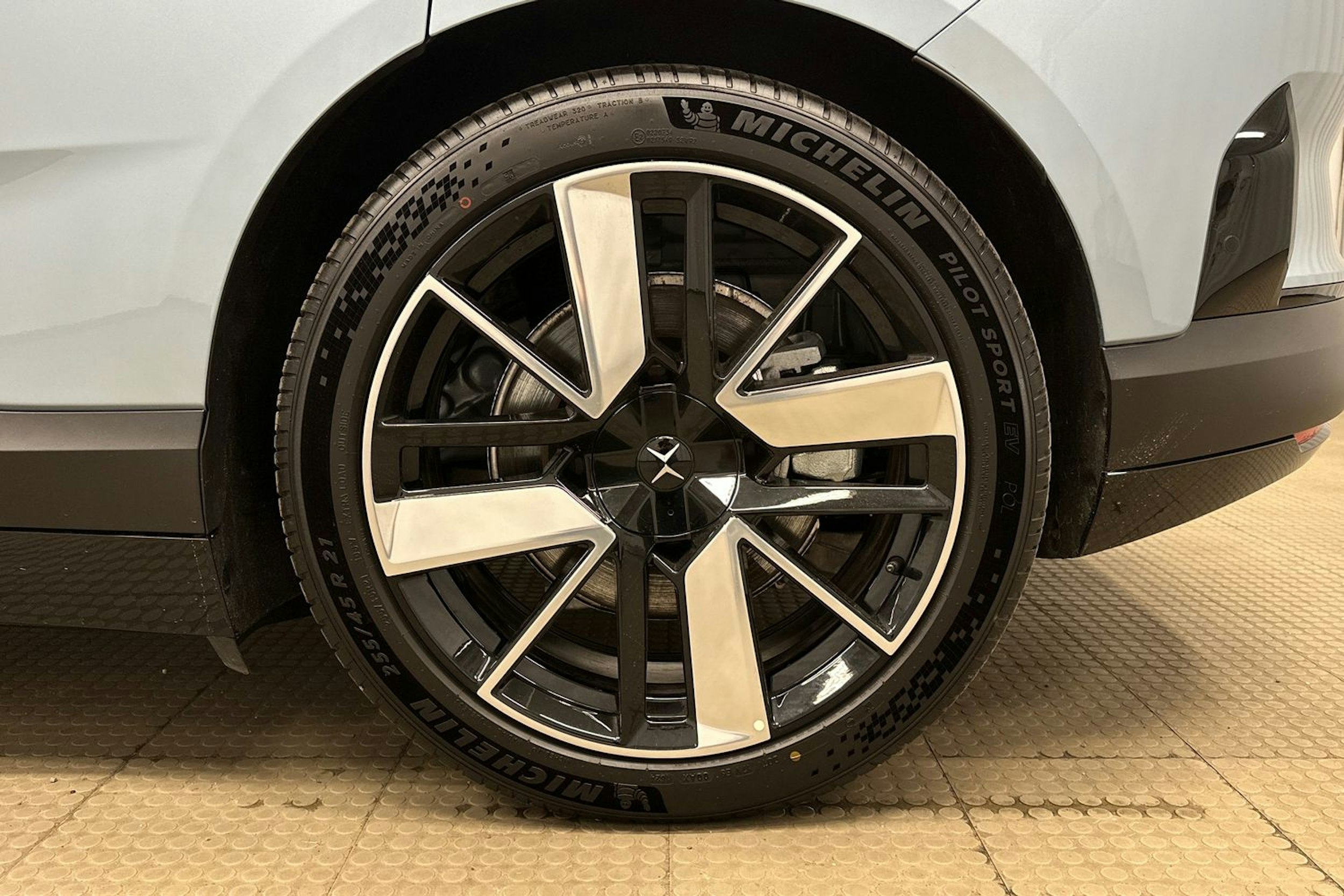 sininen Polestar 4 2024 kuva 13.