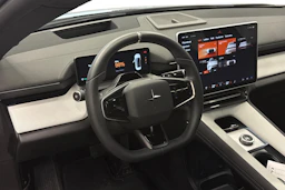 harmaa Polestar 4 2025 kuva 3.