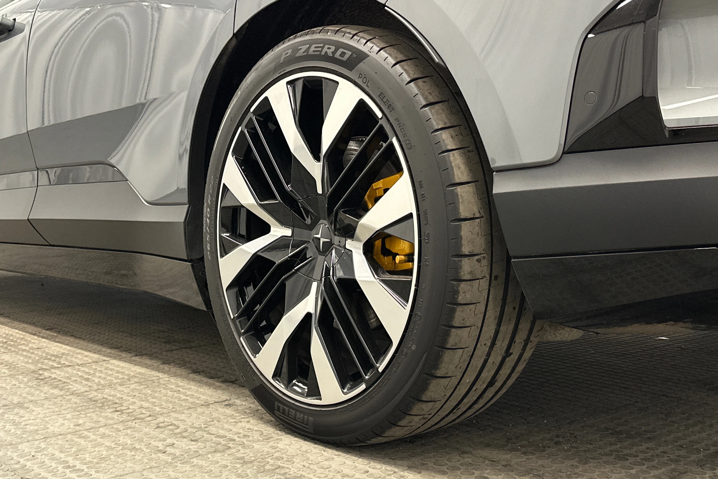 harmaa Polestar 4 2025 kuva 13.