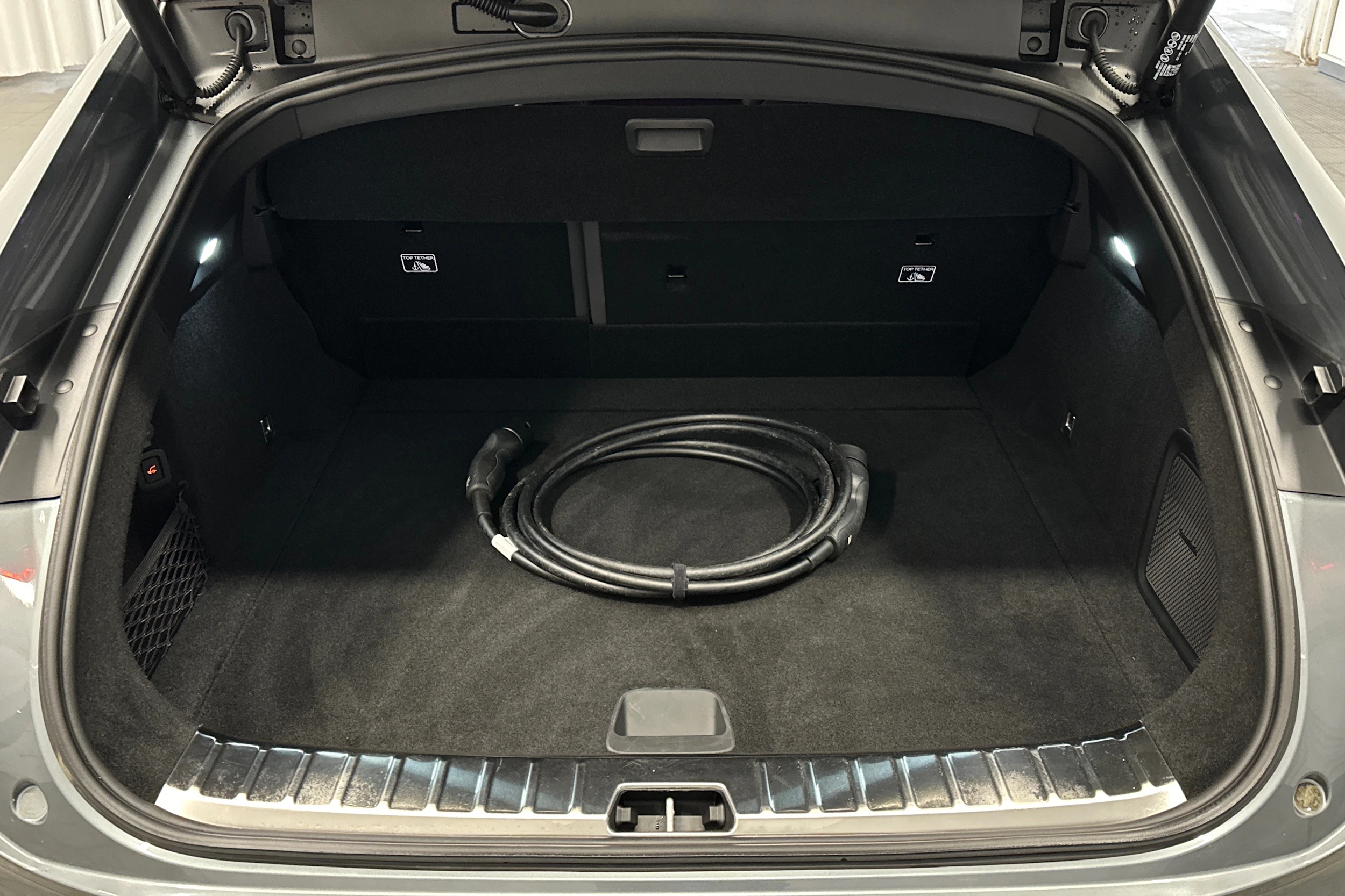 harmaa Polestar 4 2025 kuva 15.