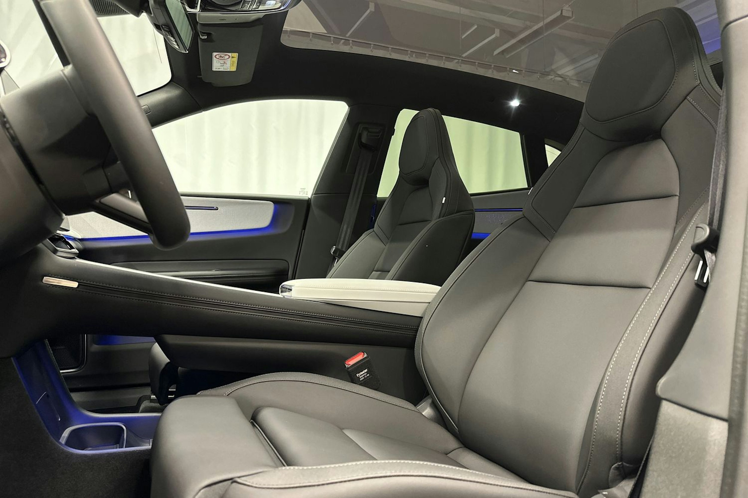 sininen Polestar 4 2025 kuva 18.