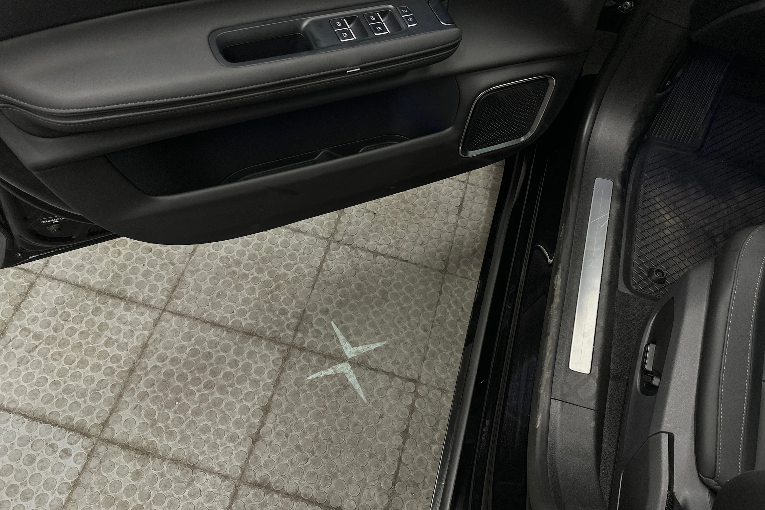 musta Polestar 4 2025 kuva 36.