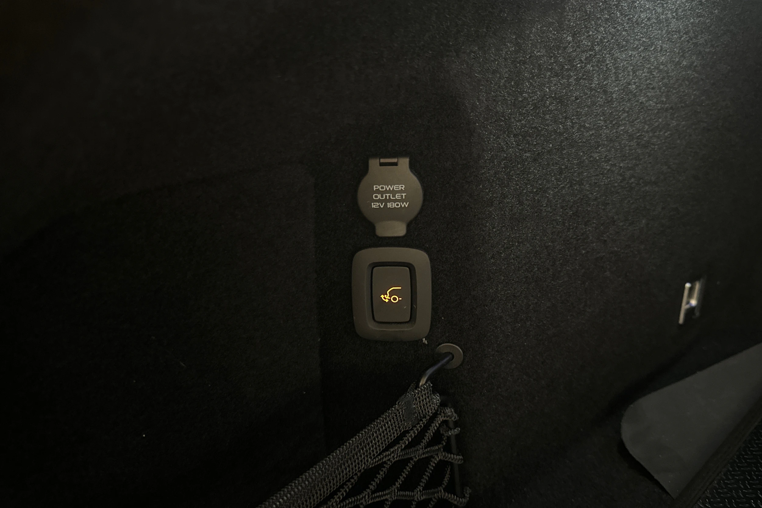 musta Polestar 4 2025 kuva 42.