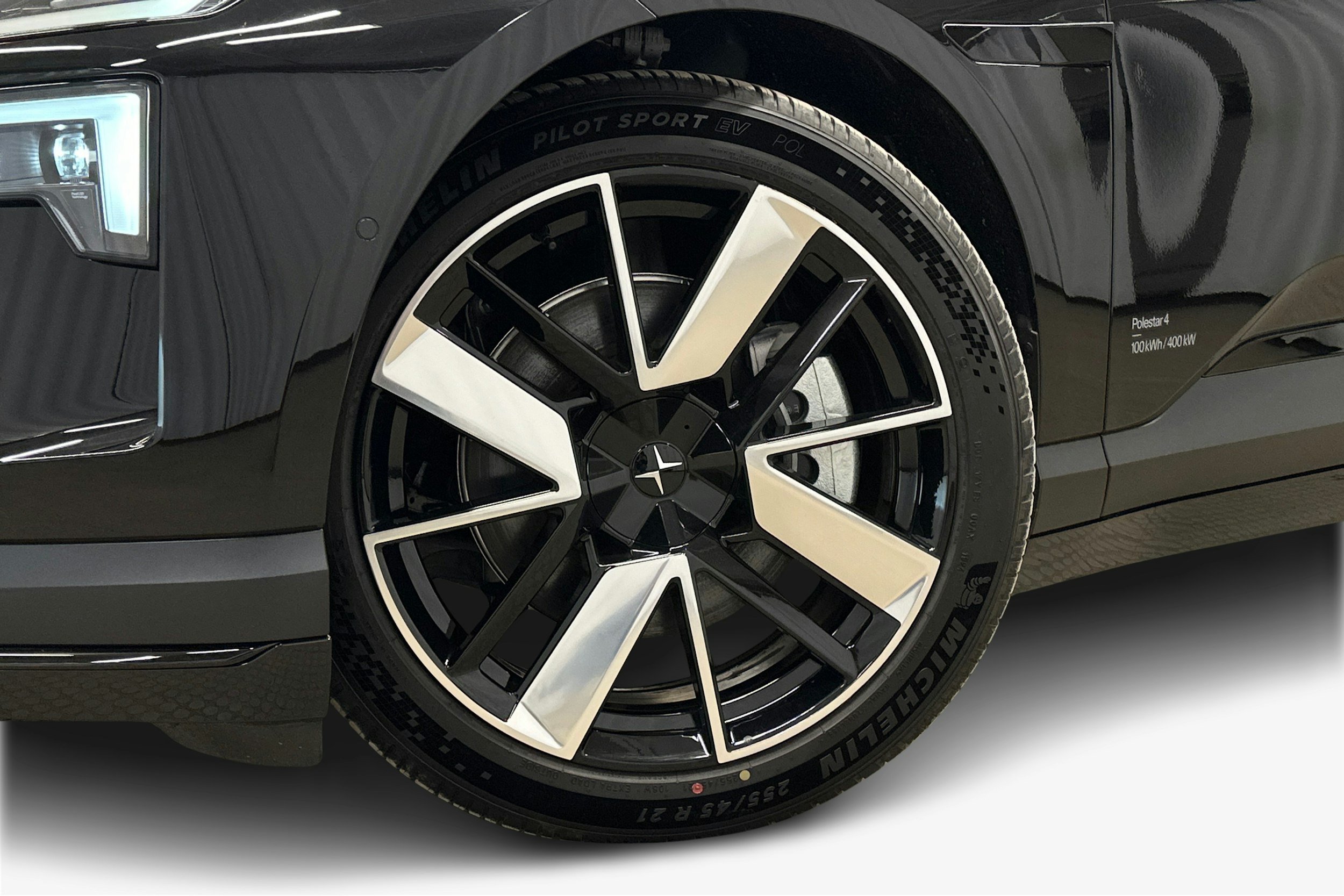 musta Polestar 4 2025 kuva 11.