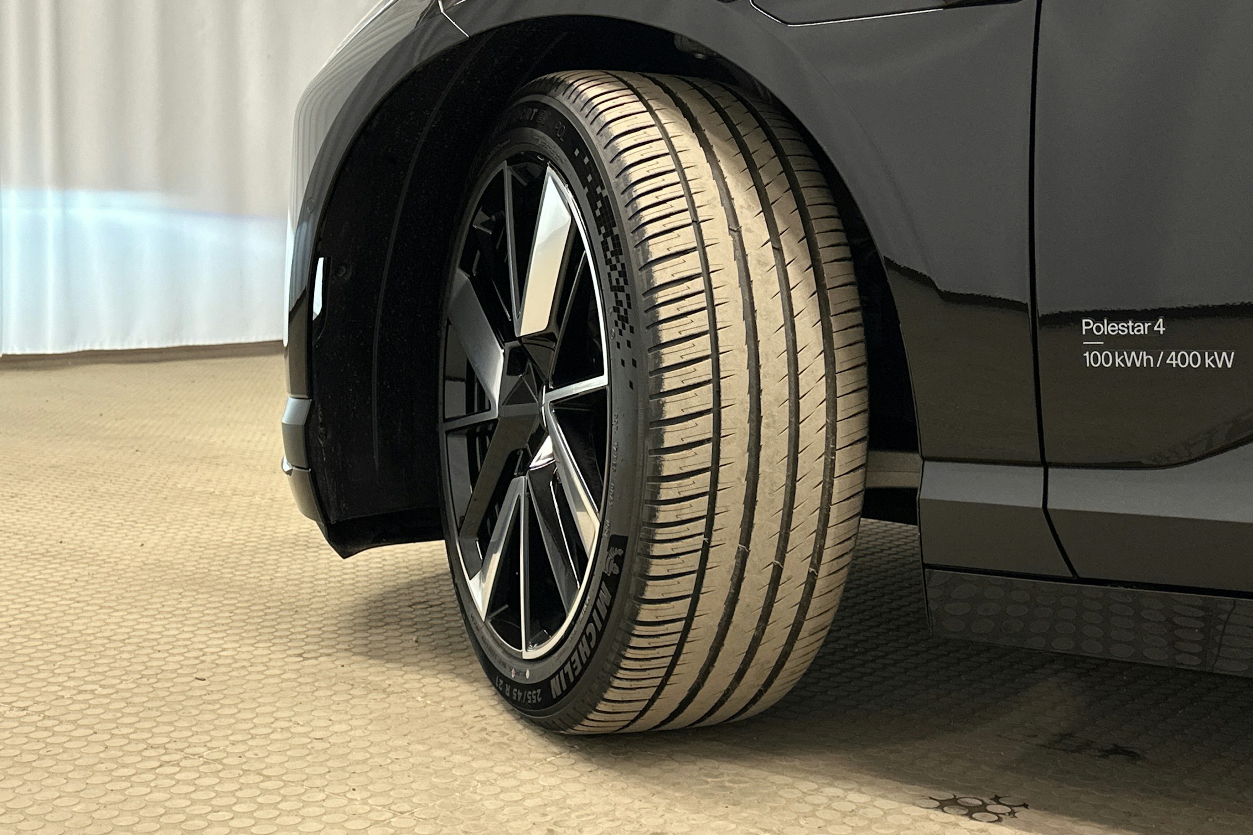 musta Polestar 4 2025 kuva 13.
