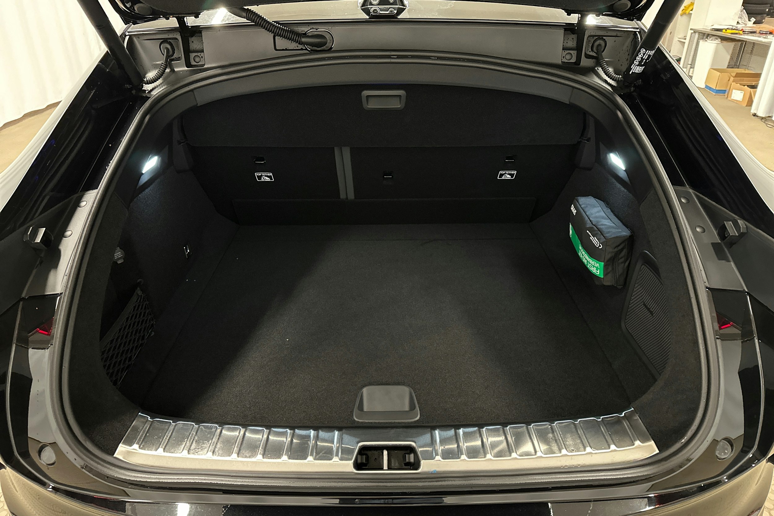 musta Polestar 4 2025 kuva 14.