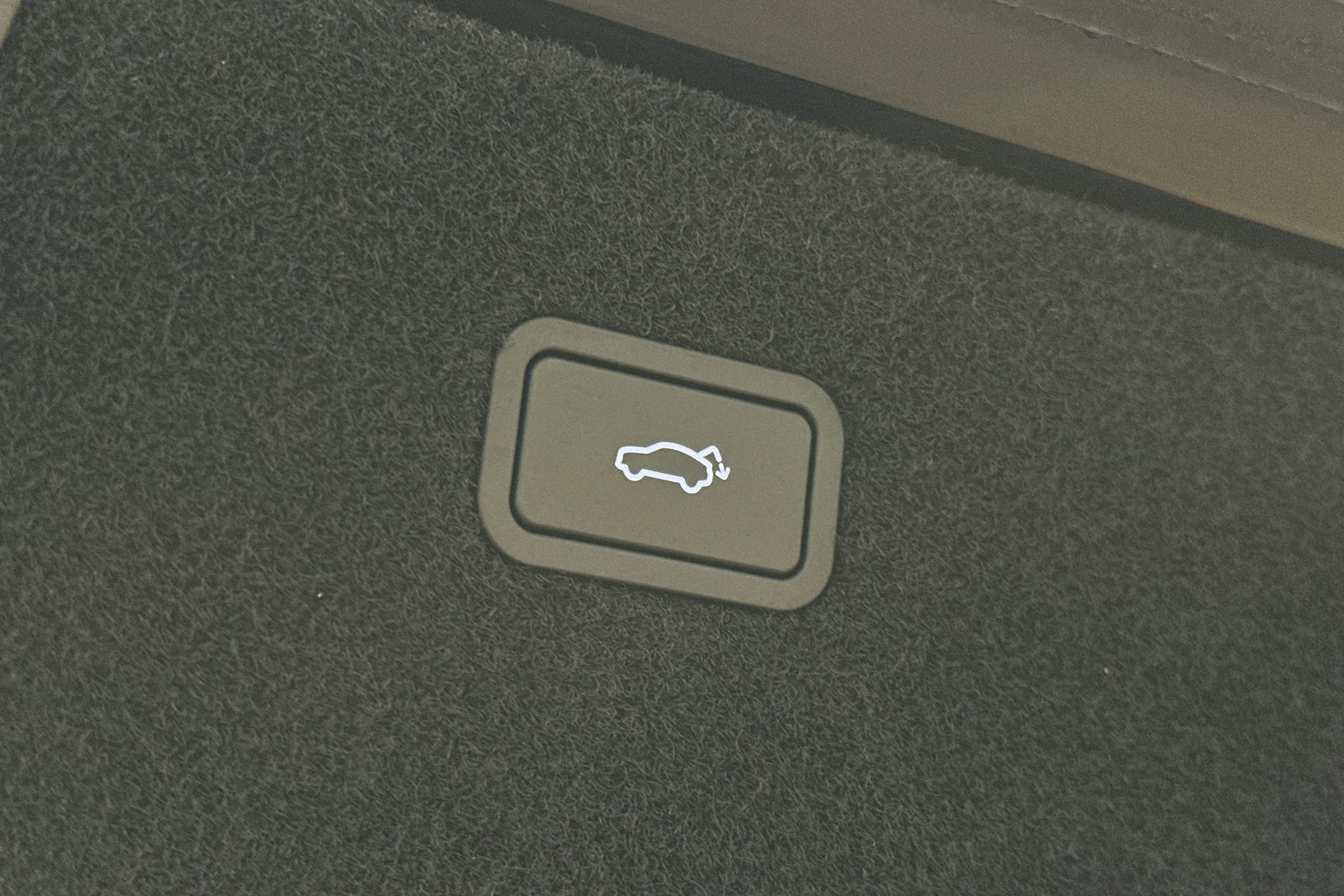 musta Polestar 4 2025 kuva 15.