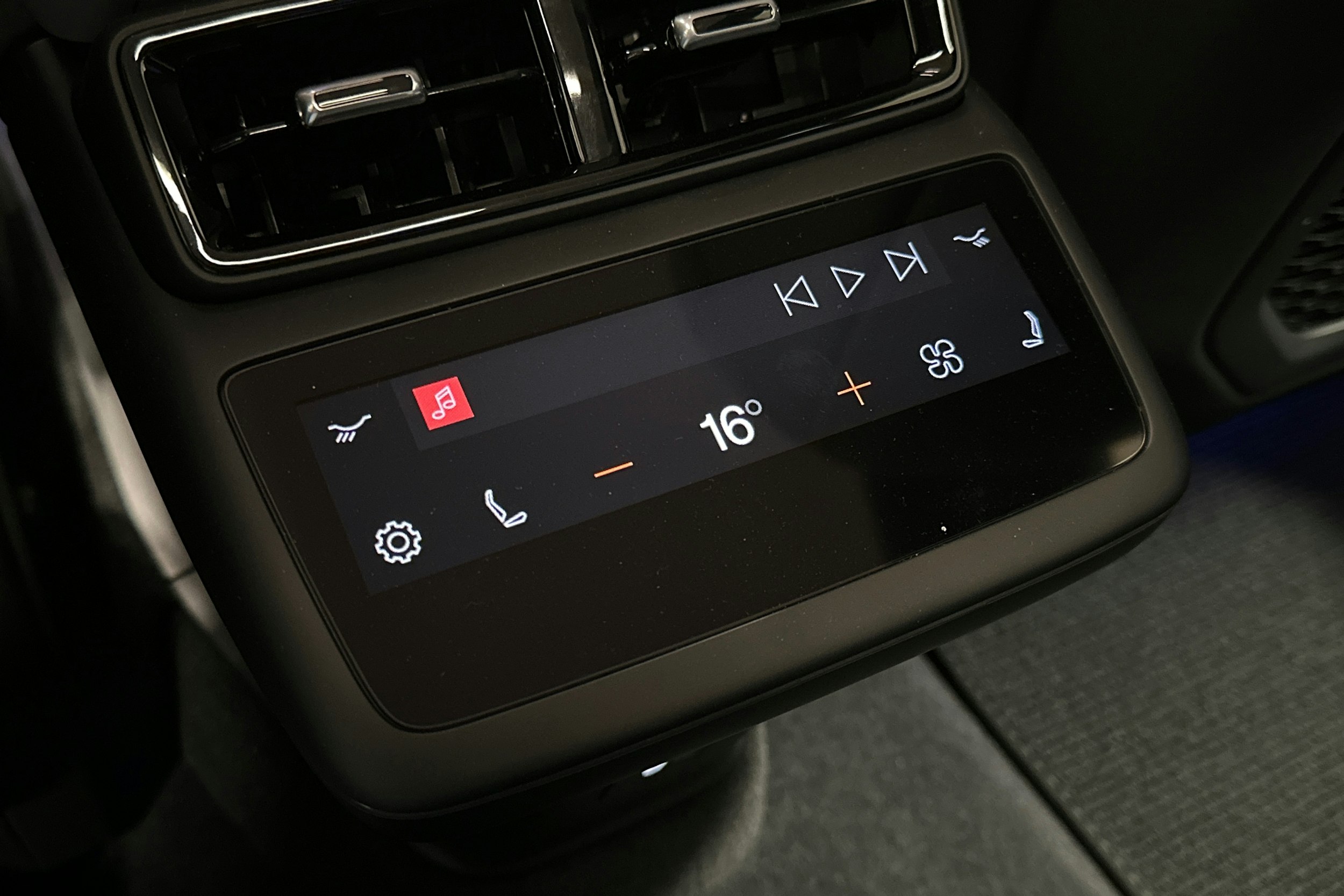 musta Polestar 4 2025 kuva 17.