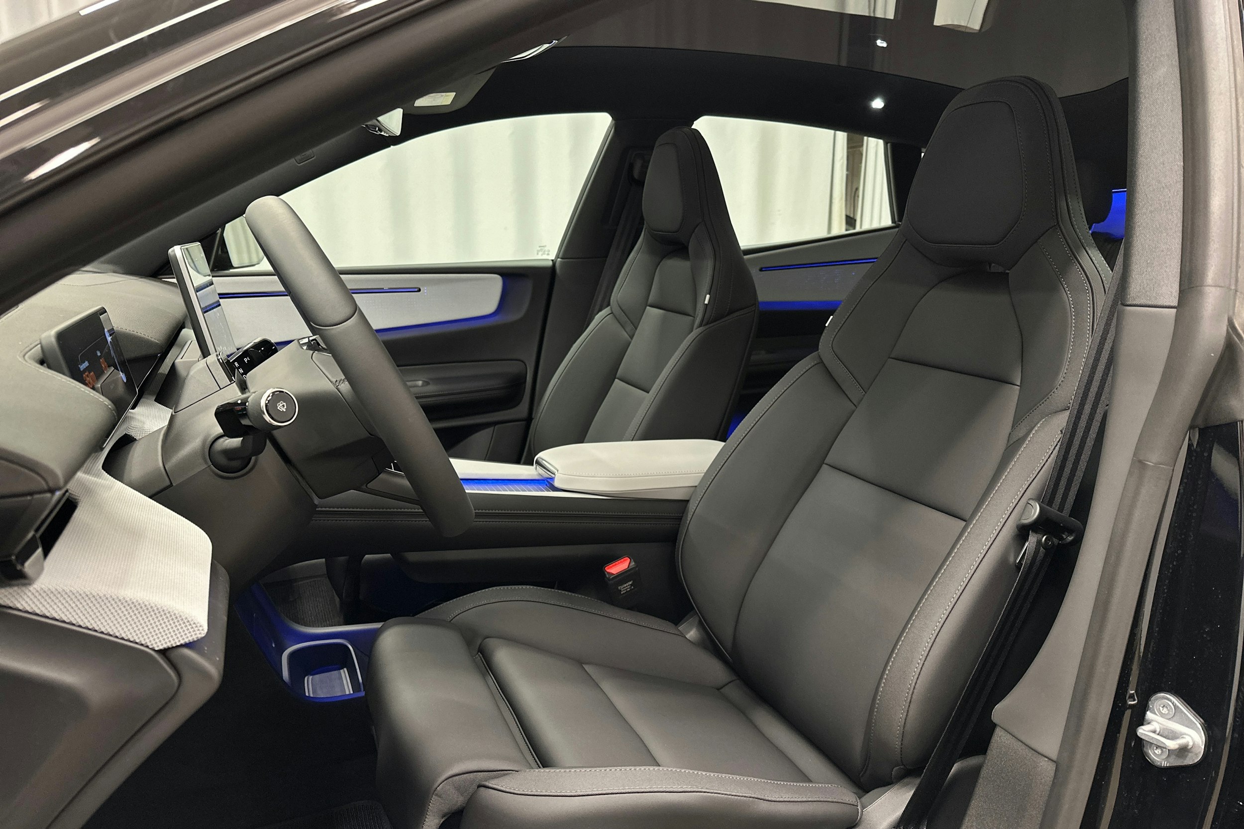 musta Polestar 4 2025 kuva 18.