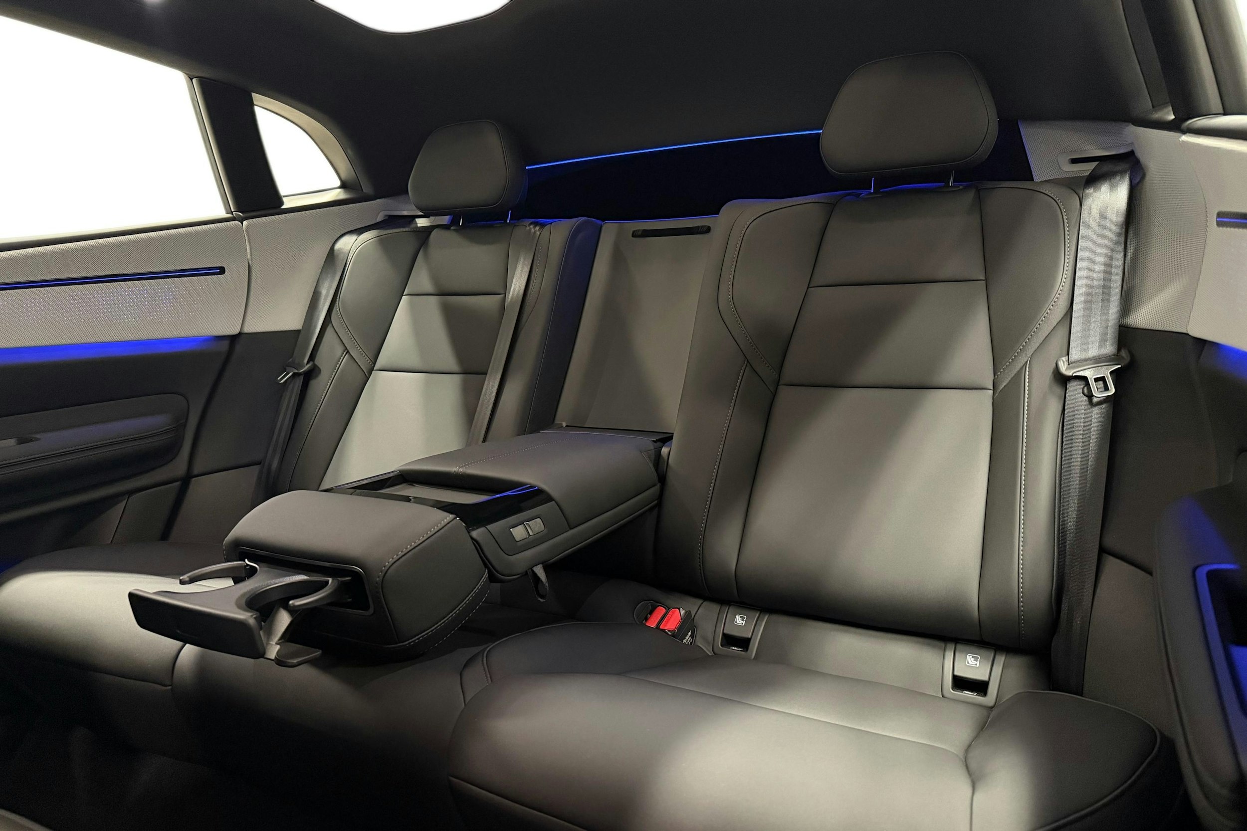 musta Polestar 4 2025 kuva 10.