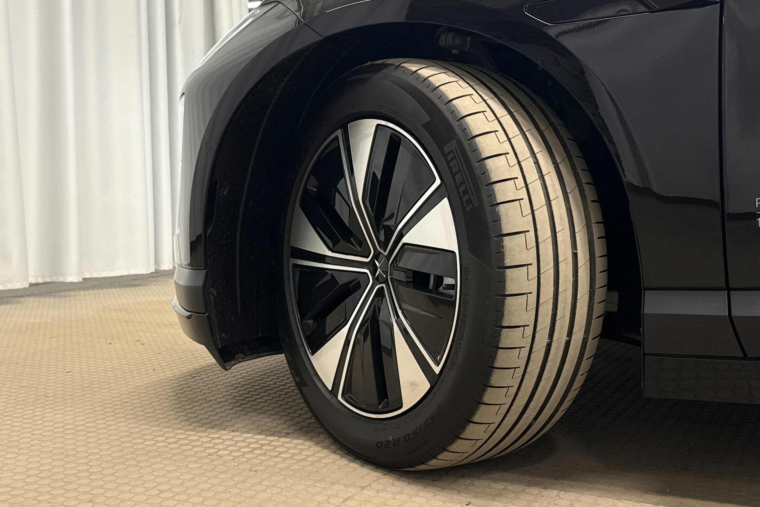 musta Polestar 4 2025 kuva 13.