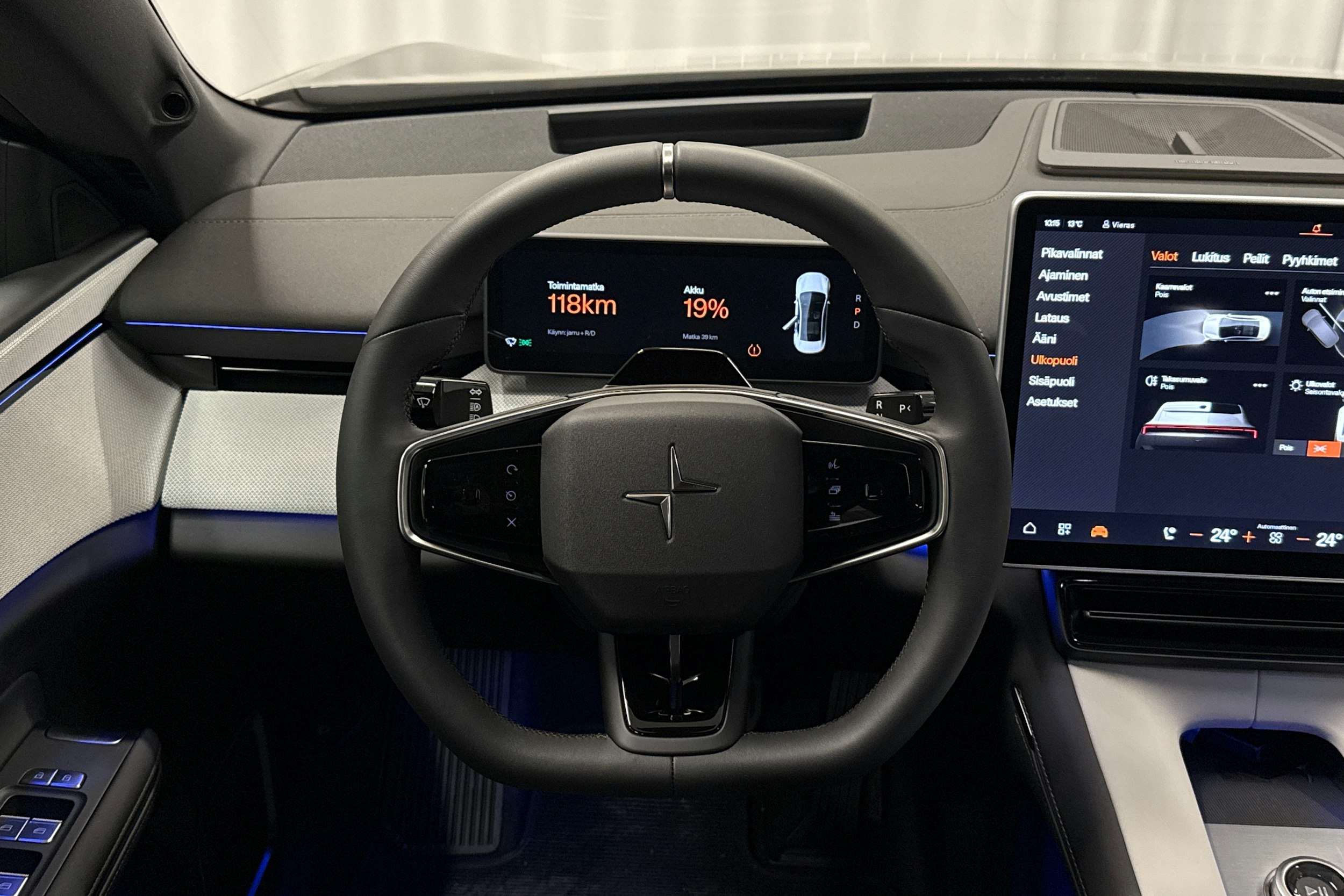 musta Polestar 4 2025 kuva 14.