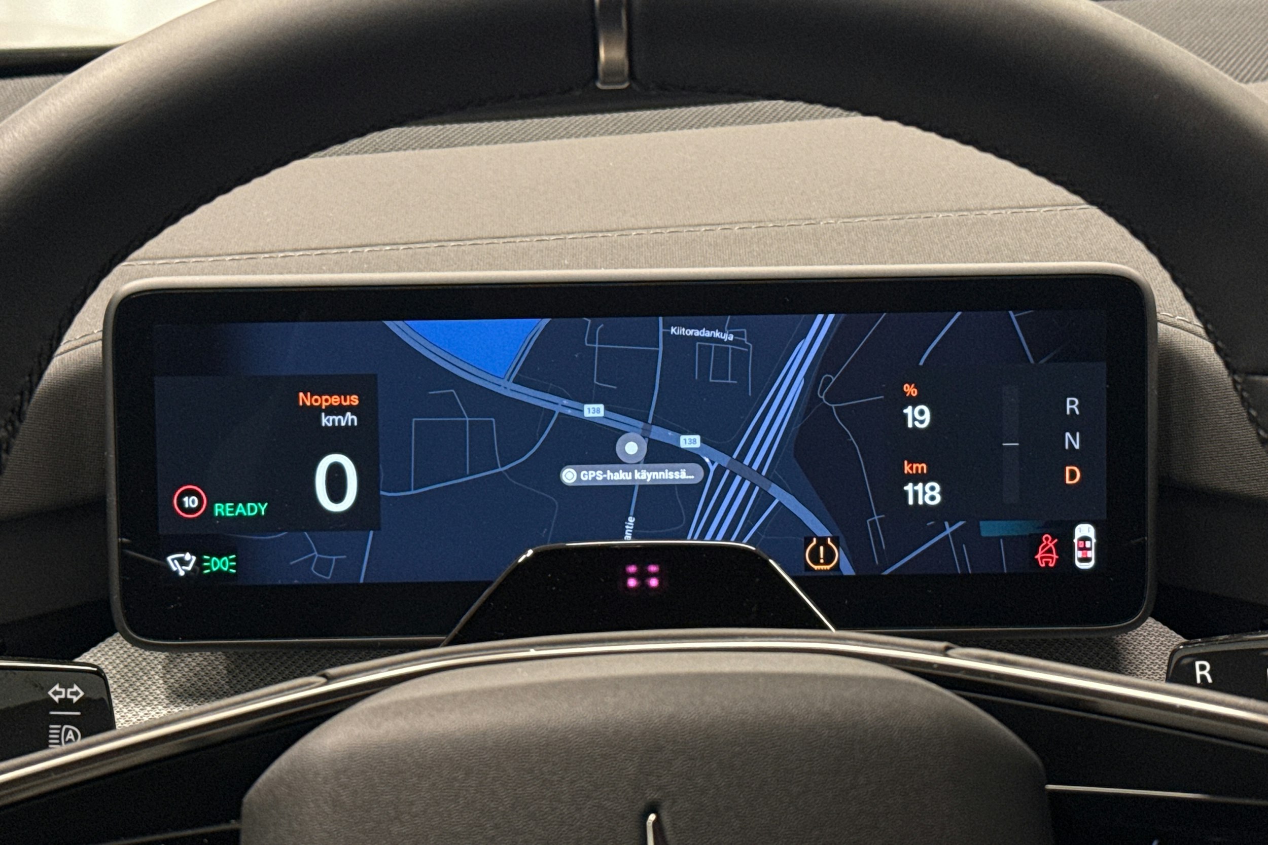 musta Polestar 4 2025 kuva 15.